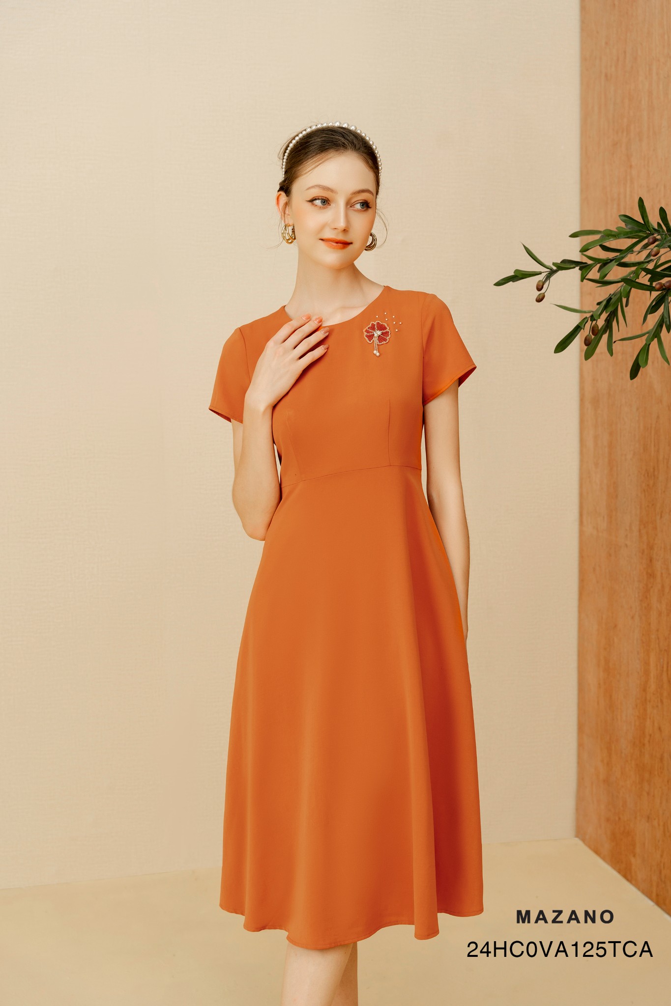 Váy Đầm thân ôm vừa Vải Thô lụa Đính trang trí ngực Cổ tròn Tay ngắn Dài đến ngang bắp chân_thumbnail_4