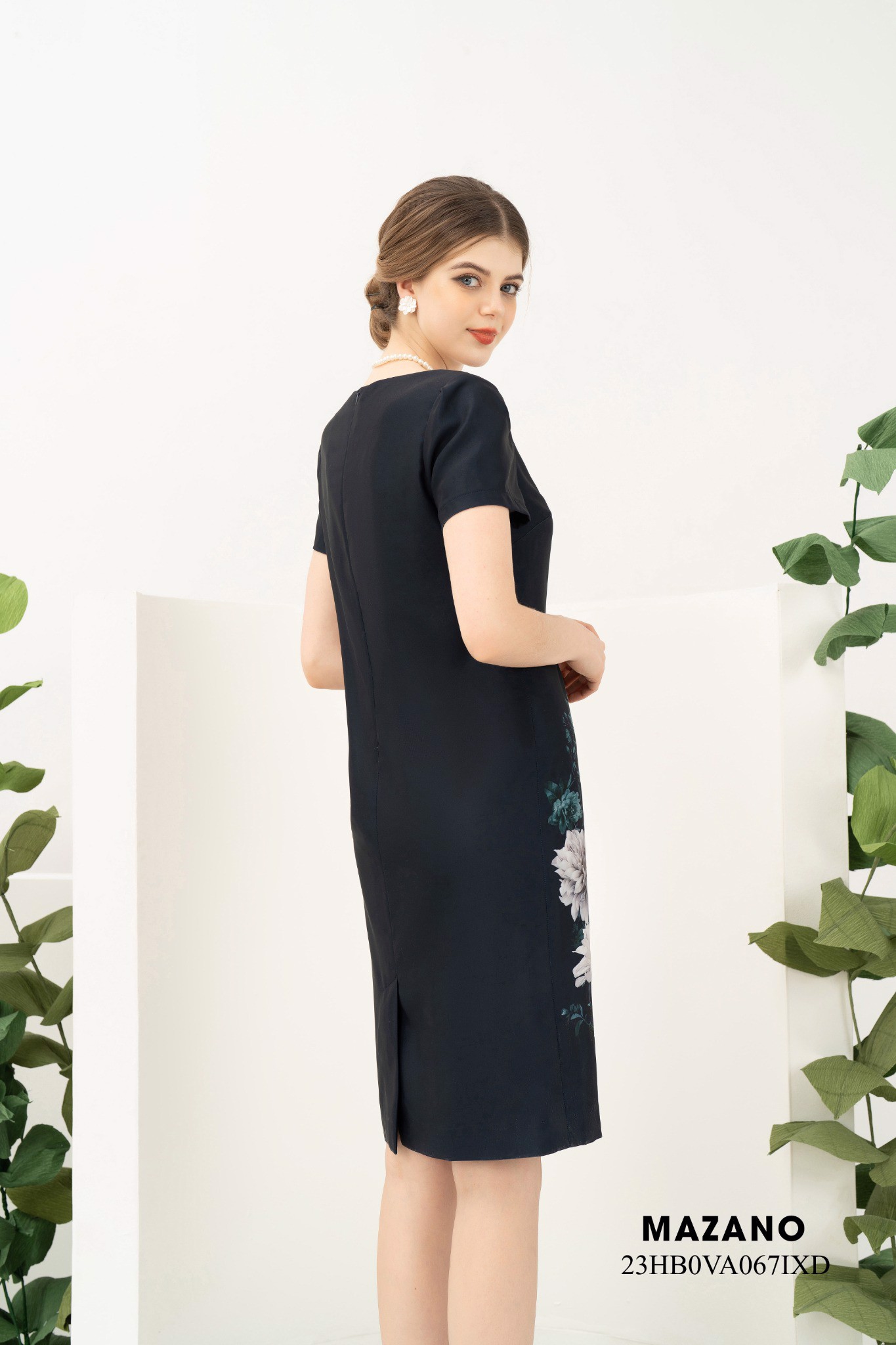 Váy Đầm Suông Vải thô Họa tiết hoa cúc in bố cục Cổ tròn Tay ngắn Dài qua gối_thumbnail_3