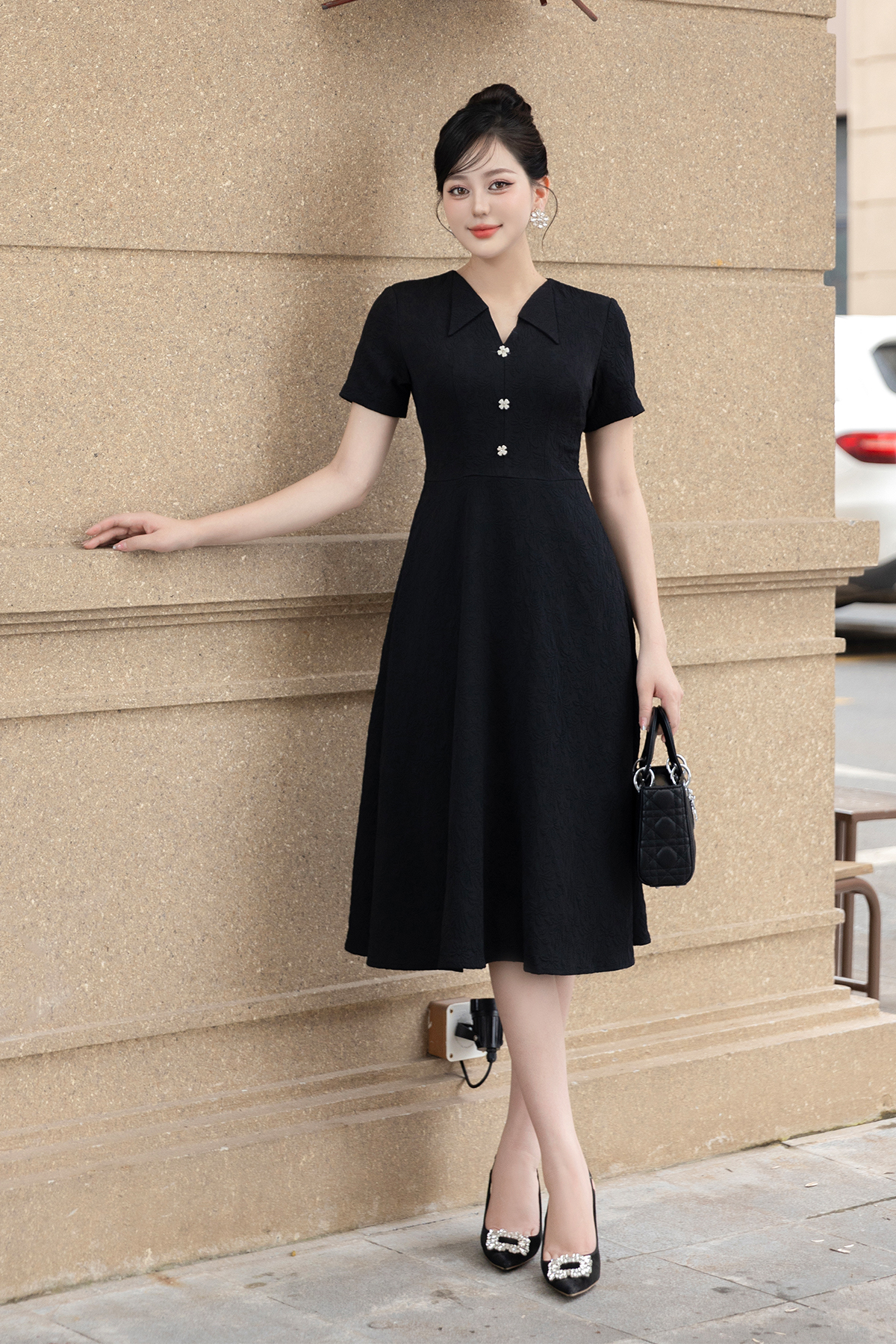 Đầm xòe đen cổ đức cách điệu tay ngắn D4027