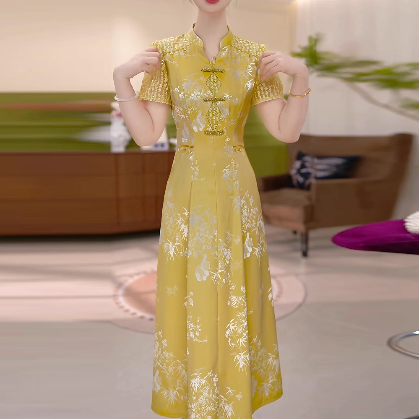 17771-Đầm suông lụa vân hoa màu vàng ( lụa vân gấm, lót)_thumbnail_2