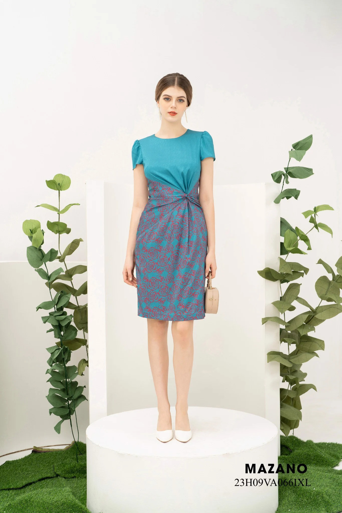 Đầm xanh xoắn eo họa tiết vân hoa hồng