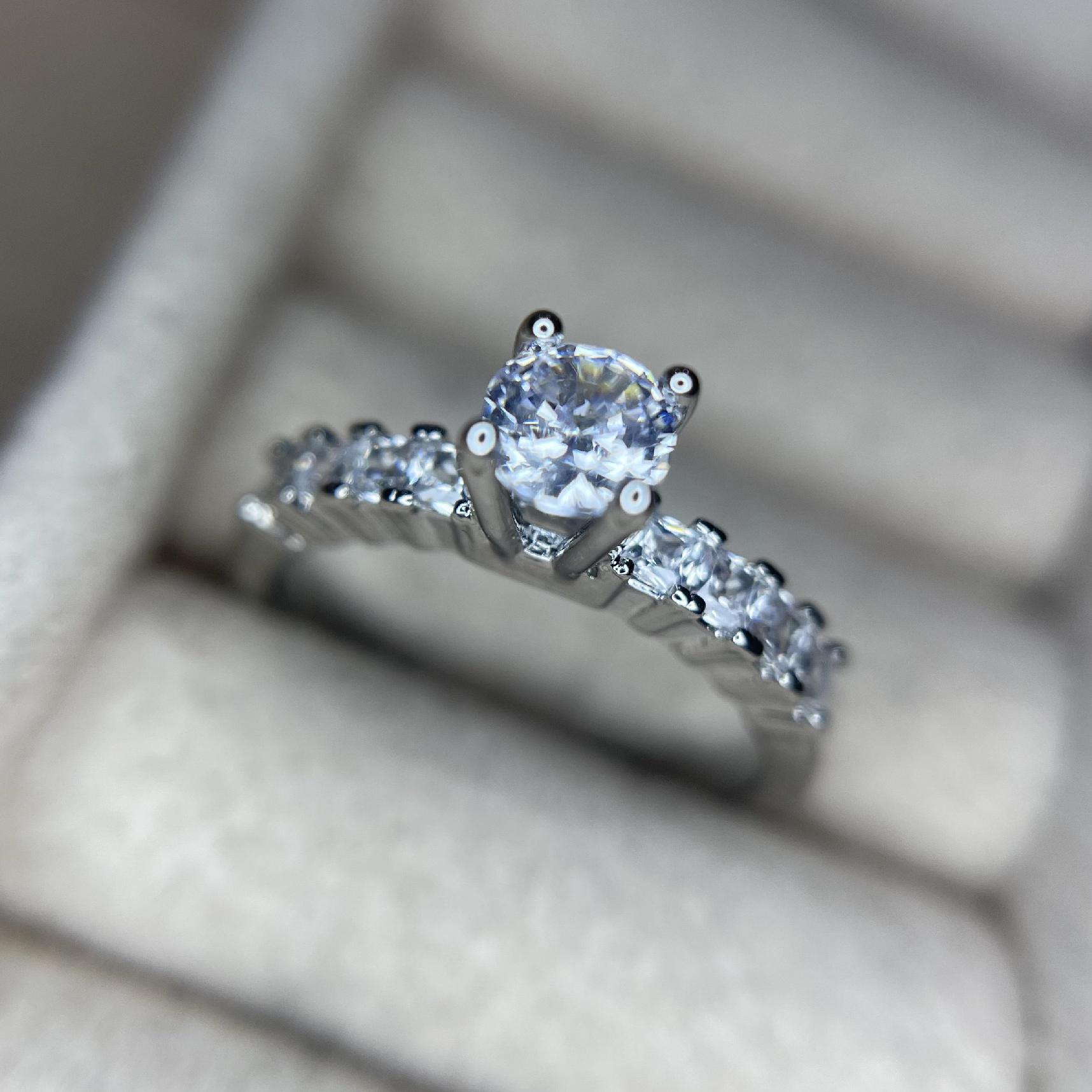 nhẫn kiểu titan viền dải kim cương vuông đính hột xoàn trụ vuông tròn size 6_thumbnail_1