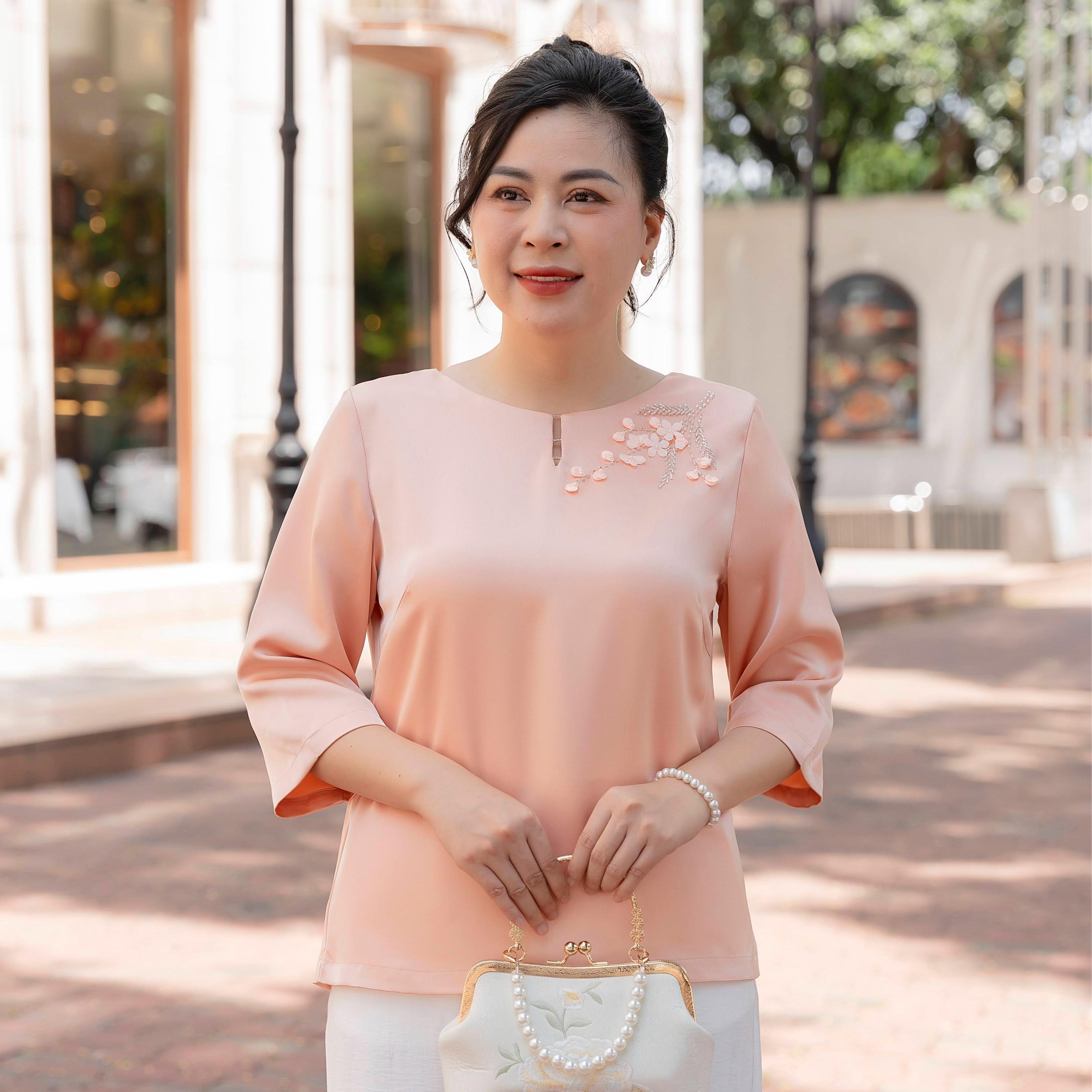 GUMOM - Áo Kiểu Trung Niên U50 U60 Cao Cấp Cổ Tròn Tay Lỡ Thêu Hoa Đính kết hoa và pha lê thủ công Sang Trọng Cho Nữ - Women Nhung Kem Xanh Nho Tua Rua Top Voi_thumbnail_7