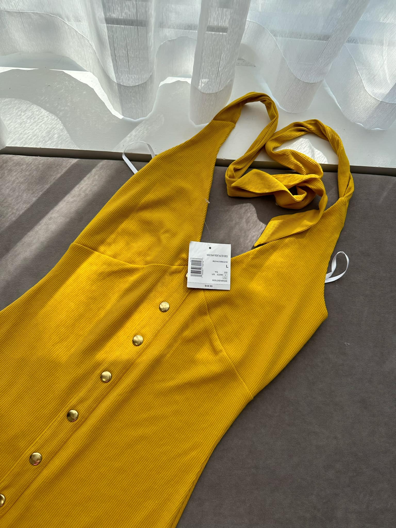 Đầm body cổ yếm màu vàng