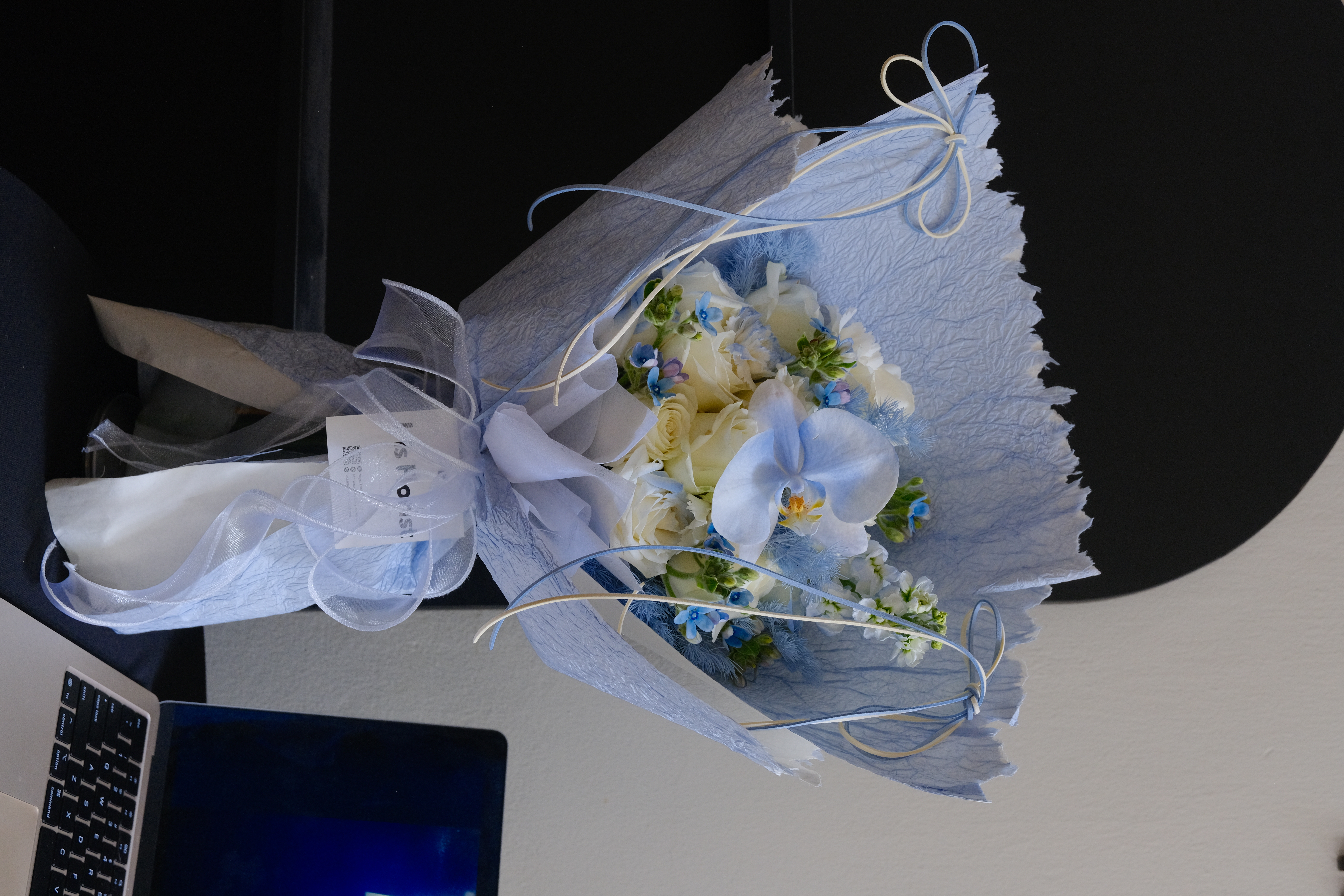 Bleu Rêve - Bó hoa hồng trắng mix tone Blue và Lan HĐ