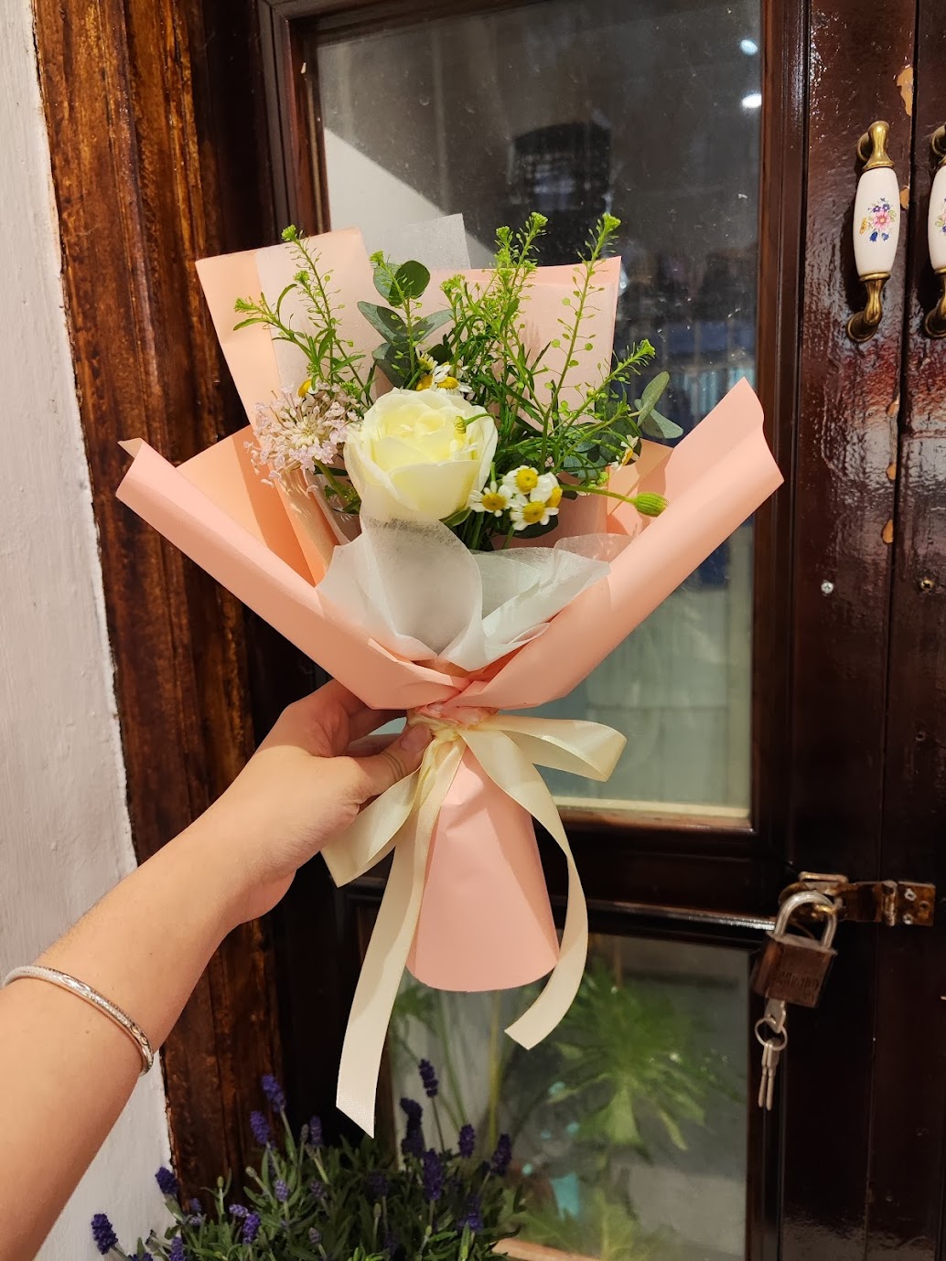 Bó hồng trắng mix Mini