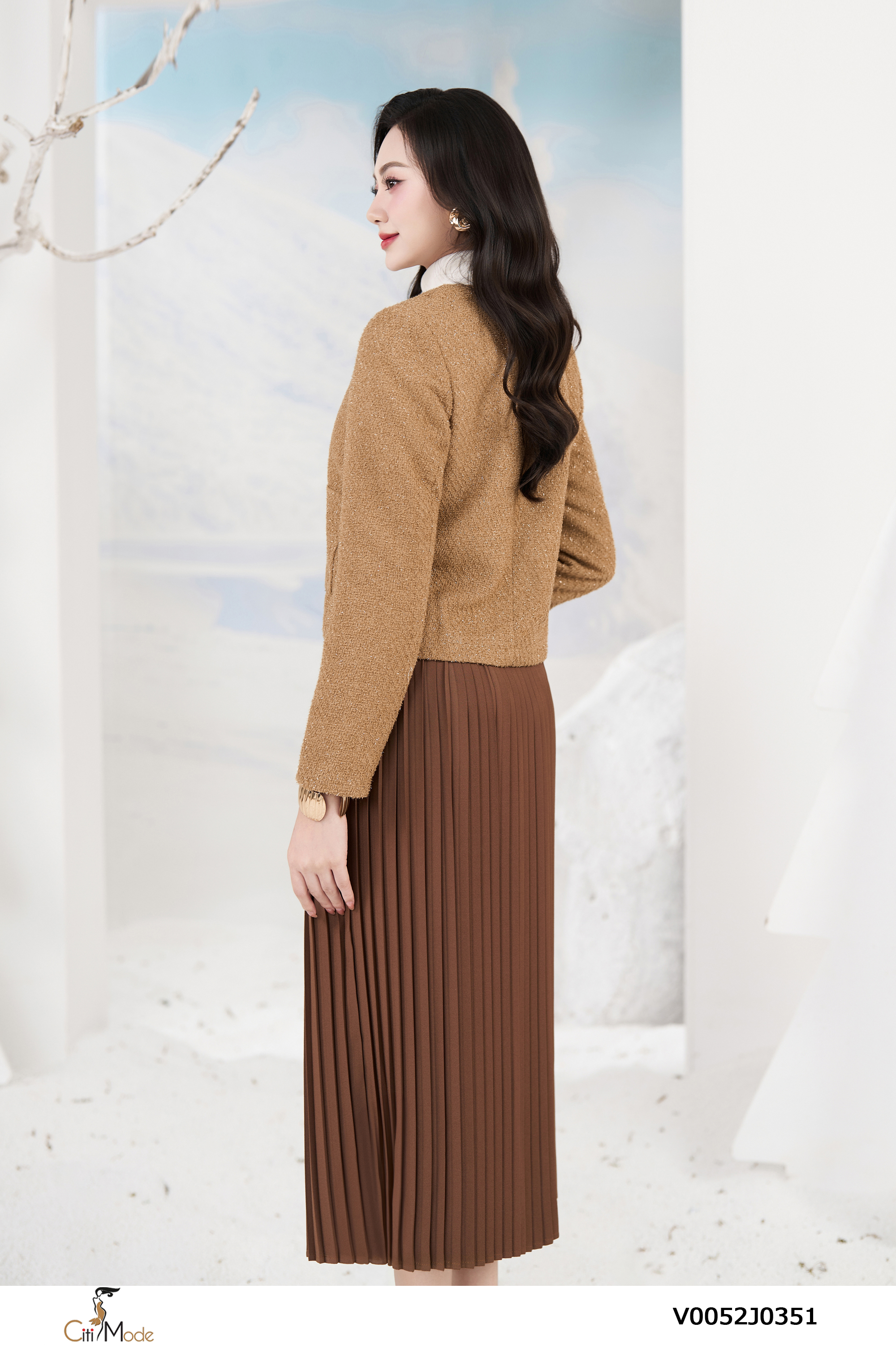 Vest cổ tròn màu vàng ánh kim