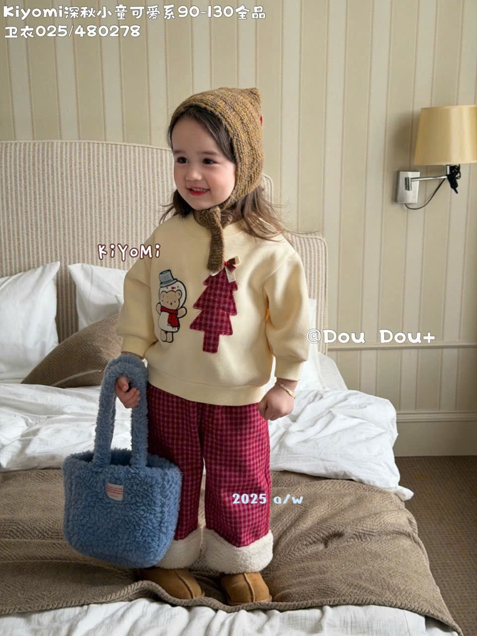 (G272) Áo nỉ màu kem hình cây thông đỏ Kiyomy