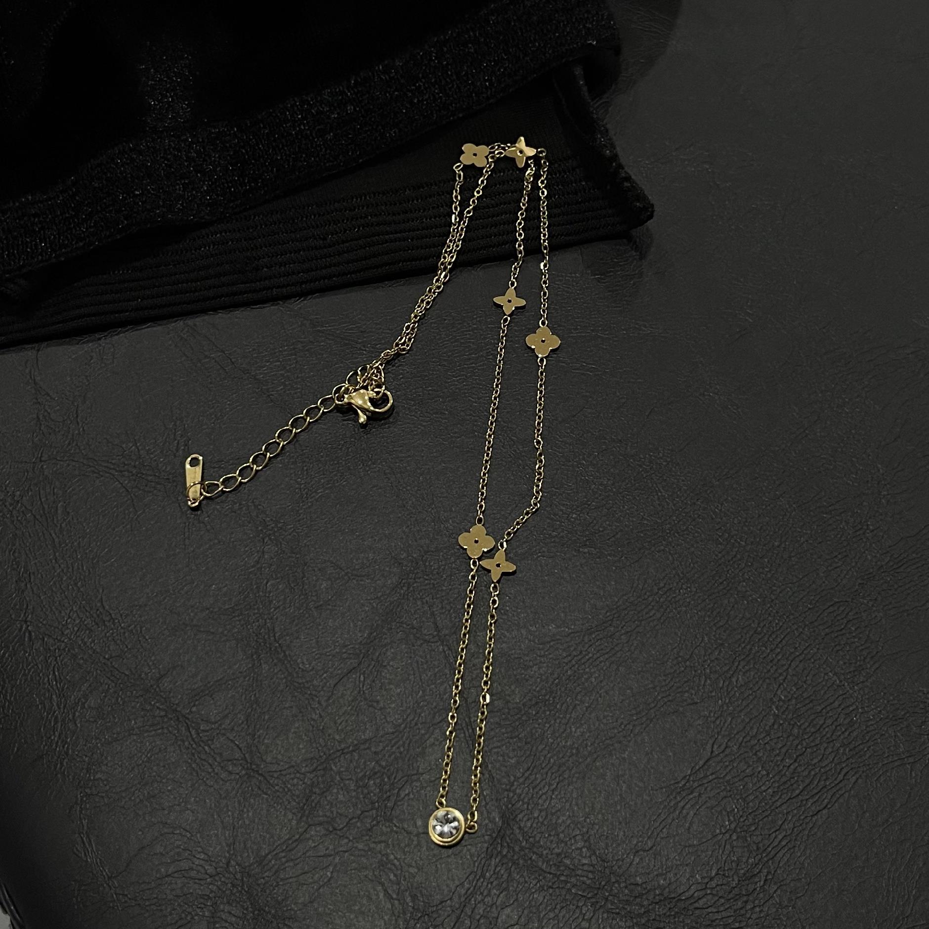 vòng cổ titan vàng 1 đá charm rải