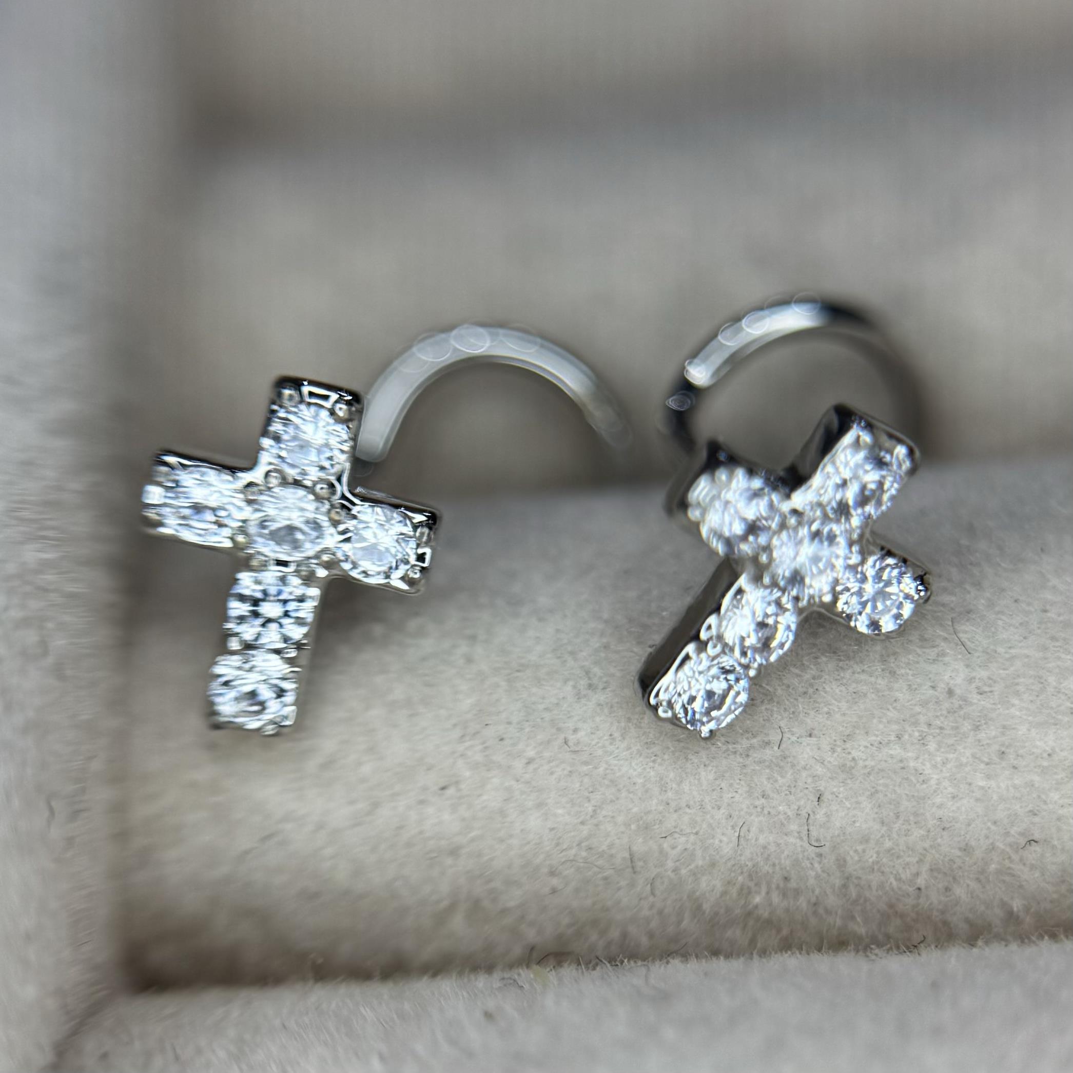 mũi C thánh giá đính full kim cương