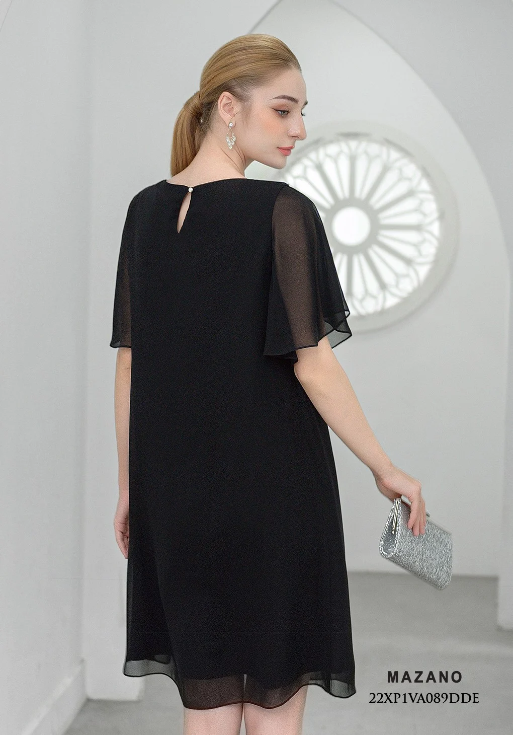 Đầm đen suông tay rủ đính đá cổ_thumbnail_3