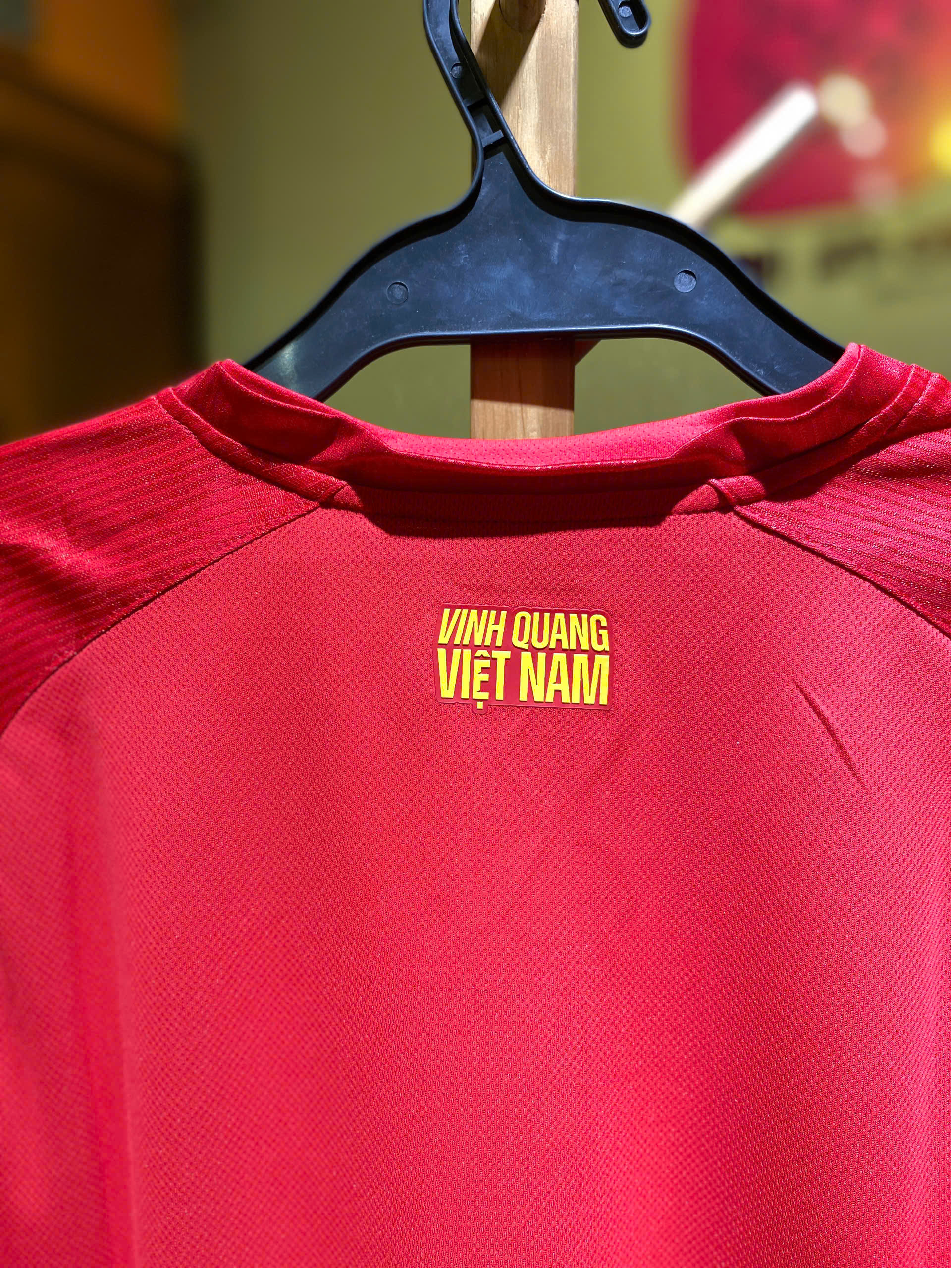 Áo đội tuyển Việt Nam sân nhà đỏ 2025 PLAYER_thumbnail_2