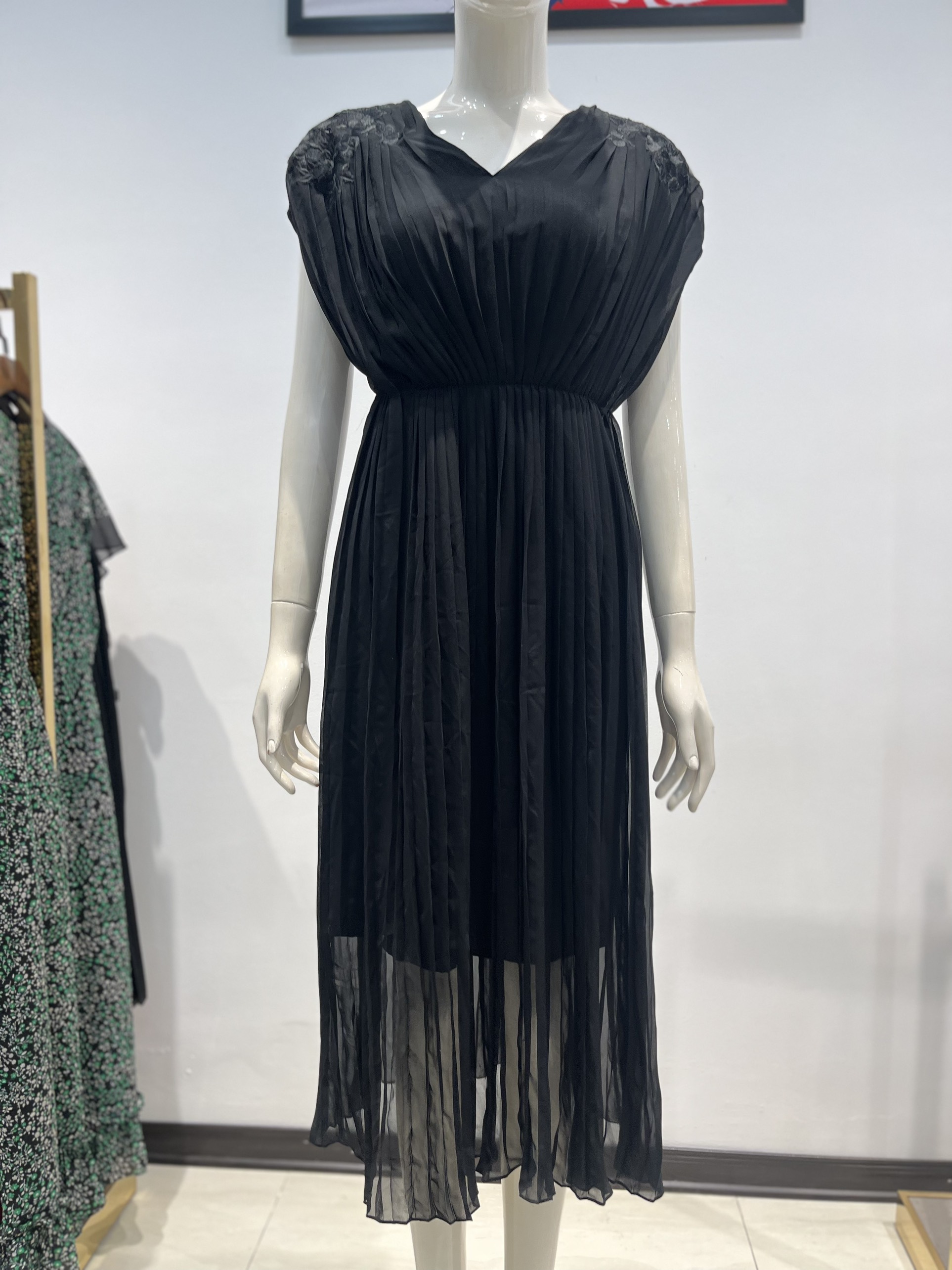 Váy đen dập nhăn thêu hoa_thumbnail_1