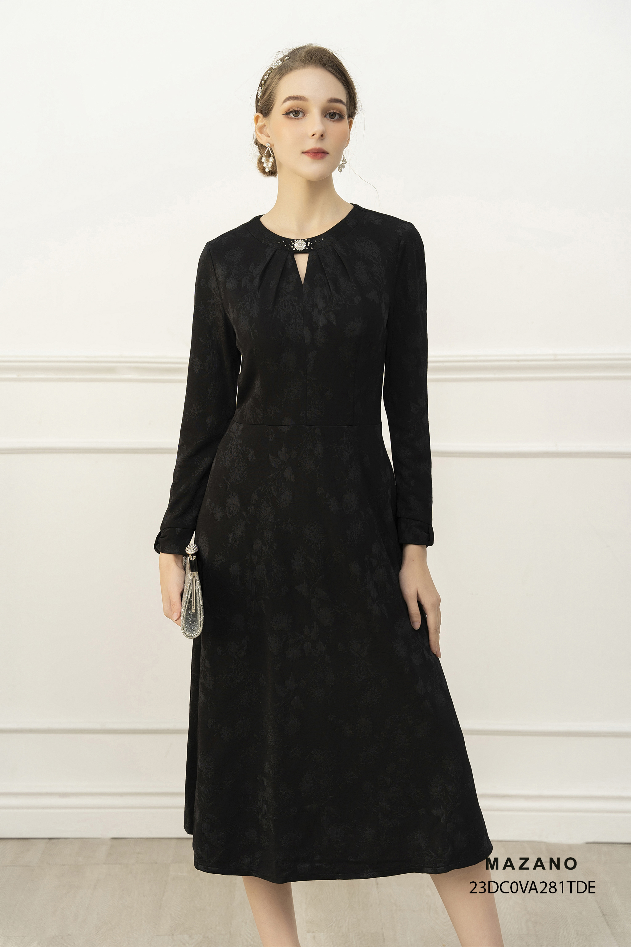 Đầm dạ len thân ôm chân rủ, cổ cách điệu xếp ly đính hạt cườm