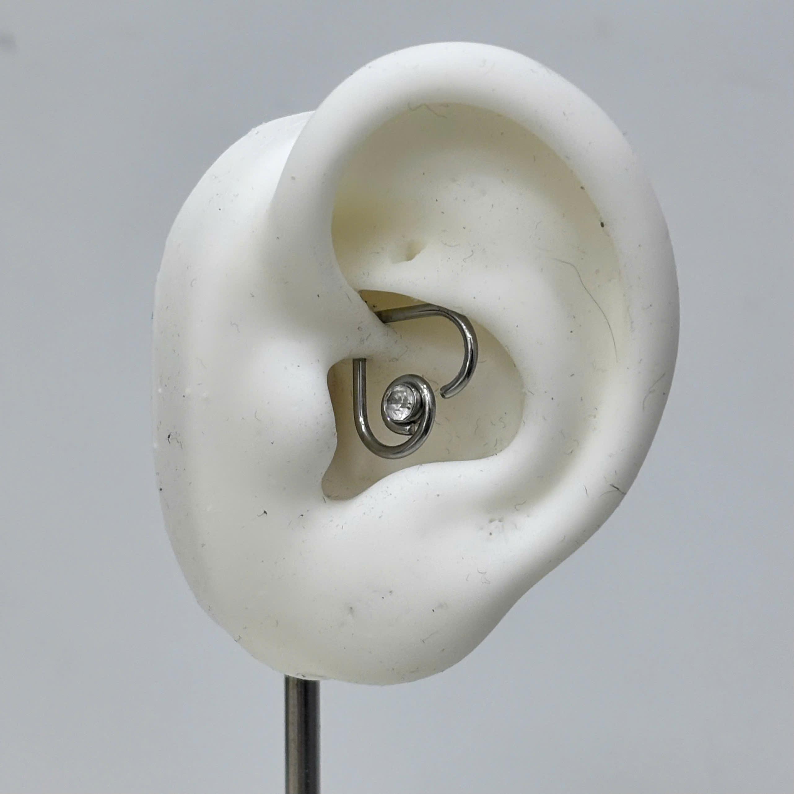 daith kiểu trái tim xoắn kim cương trắng tai trái._thumbnail_3