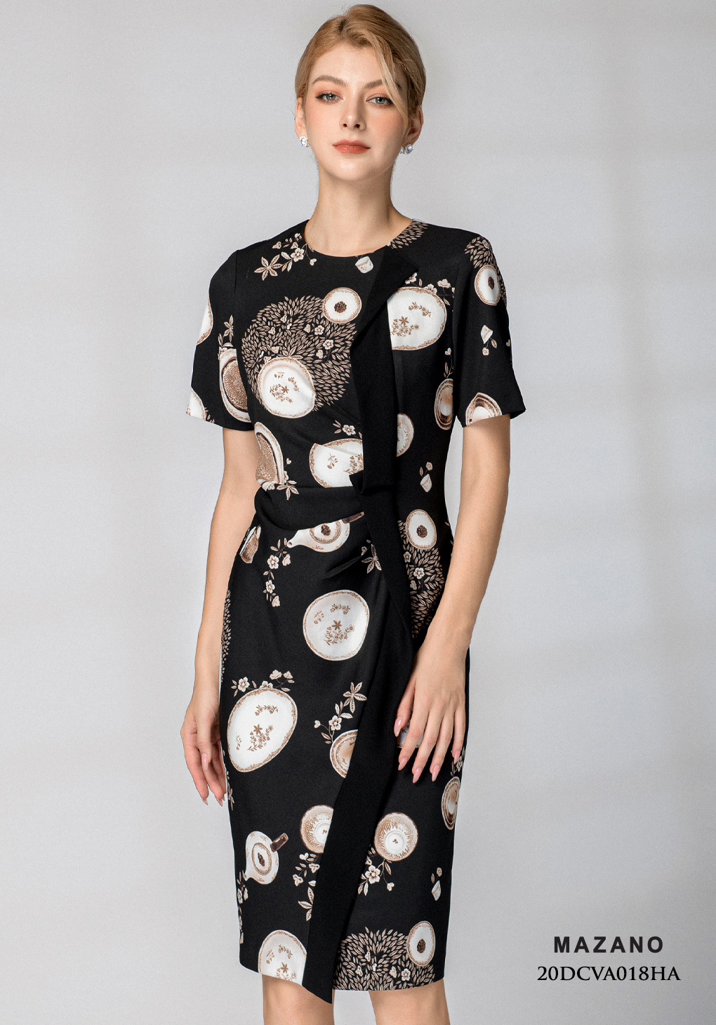 Đầm đen ôm xếp ly eo họa tiết in