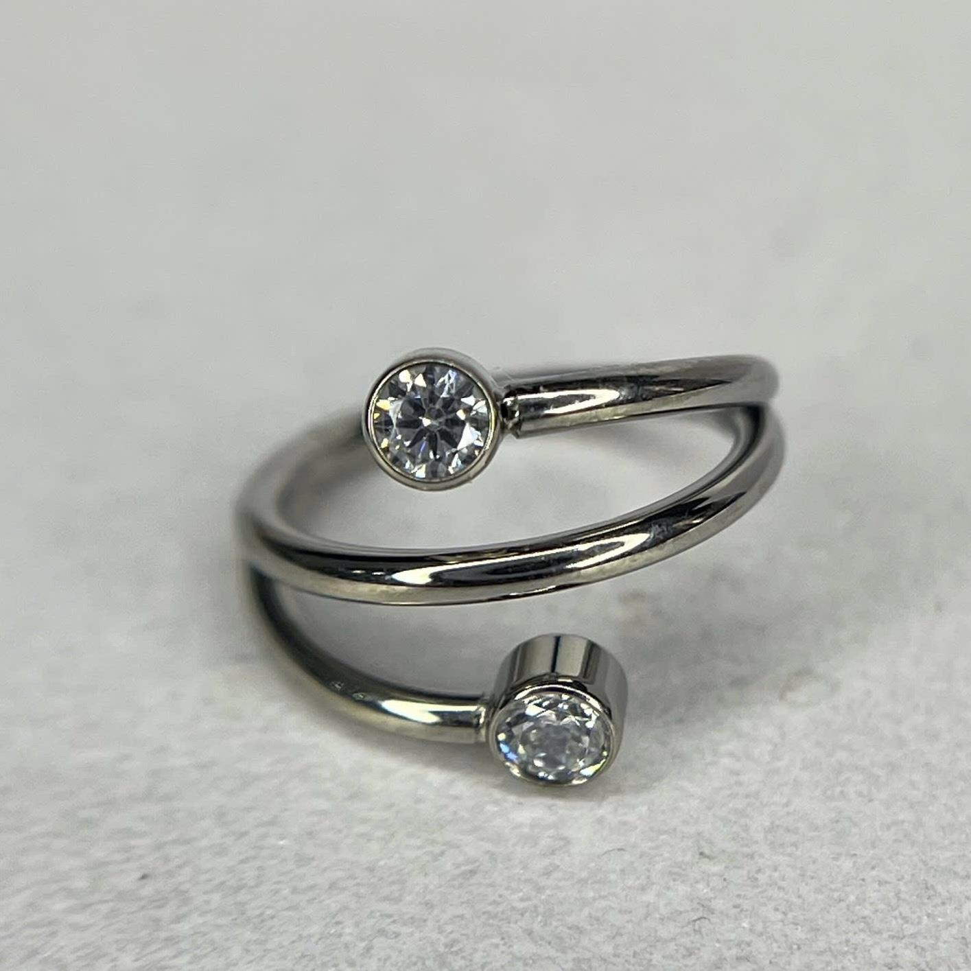 Bật khớp titan 2 đá tròn