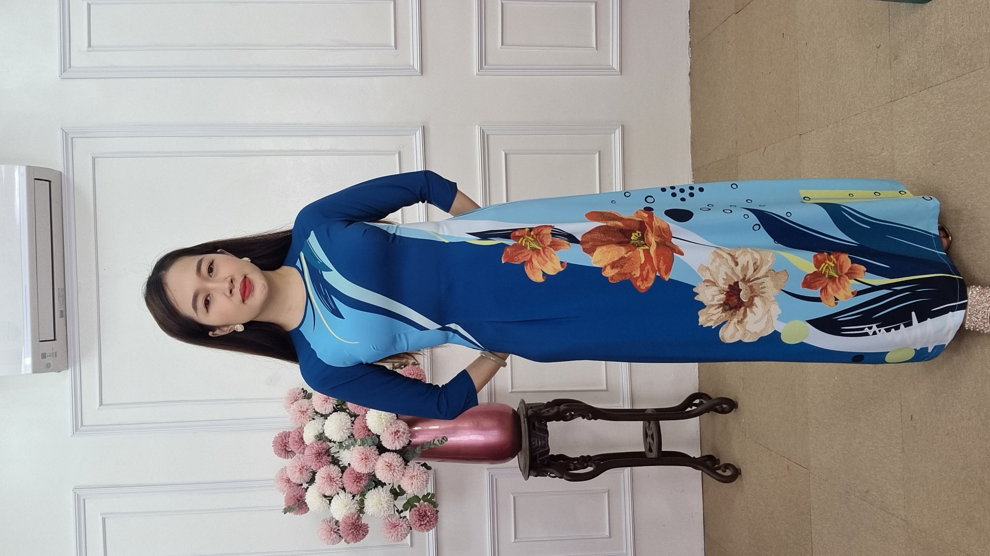 A2050  áo dài lụa nhật tròn lỡ nền xanh than pha xanh biển hoa huệ cam cháy_thumbnail_2