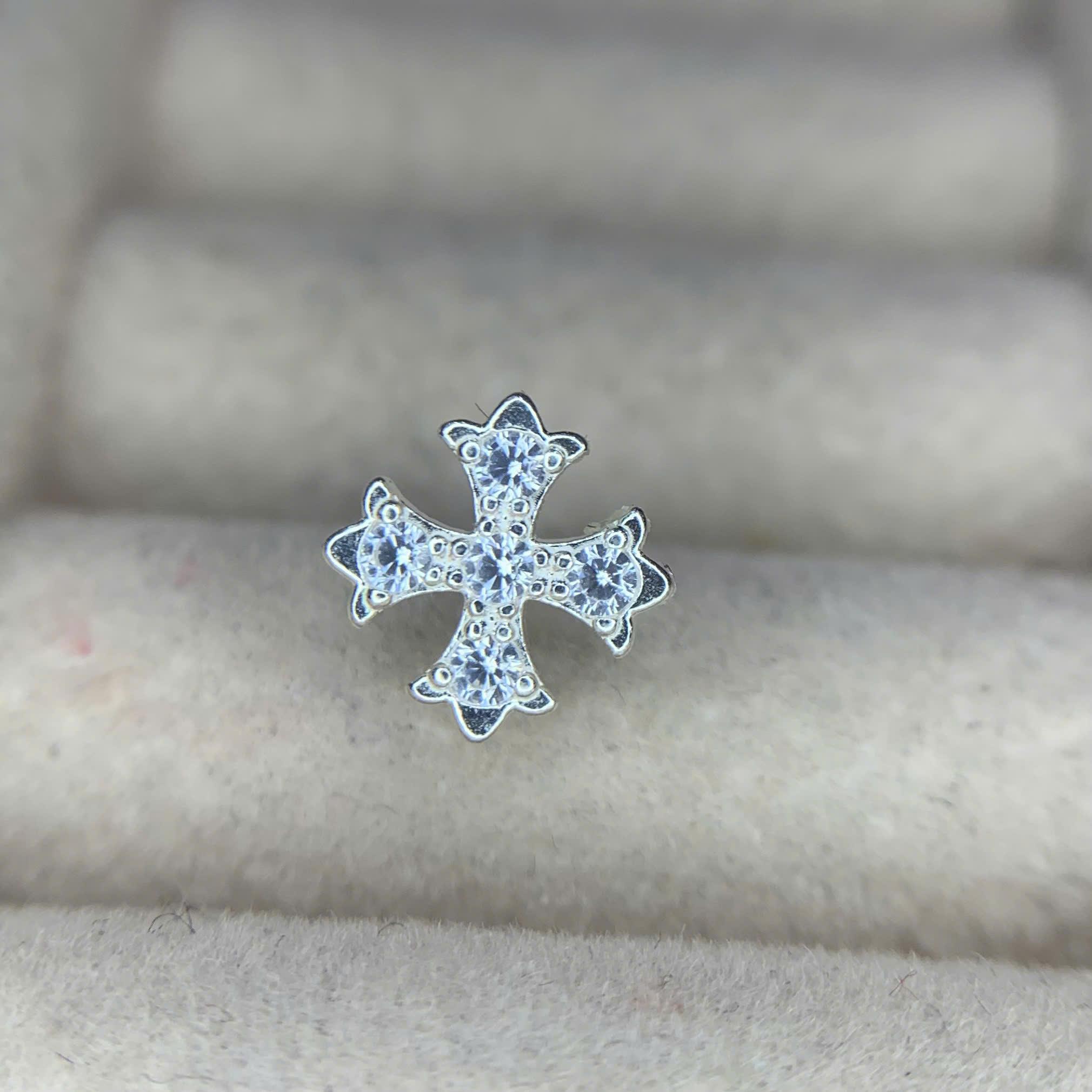 Khuyên kiểu bạc chữ thập 8 li kim cương