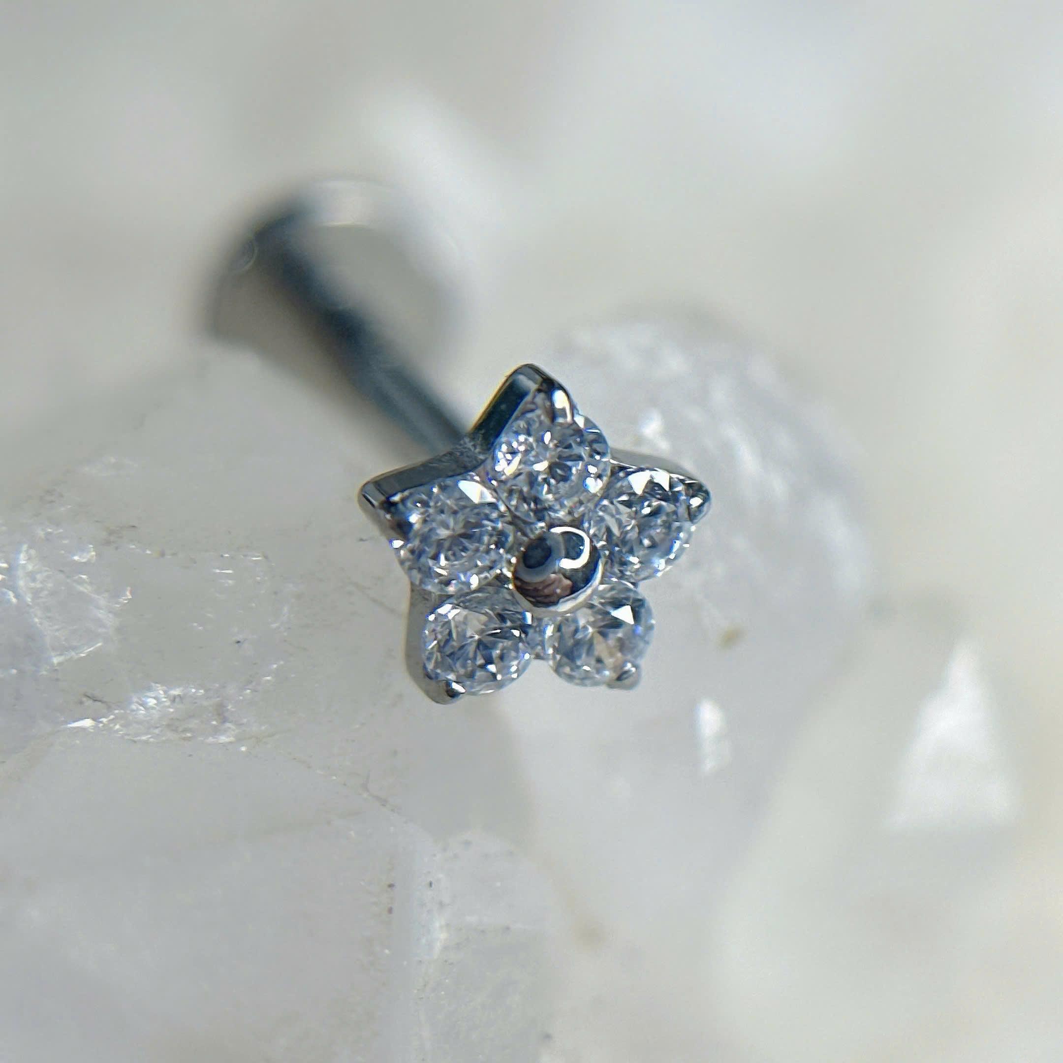 Khuyên kiểu titan hoa 5 cánh 4mm