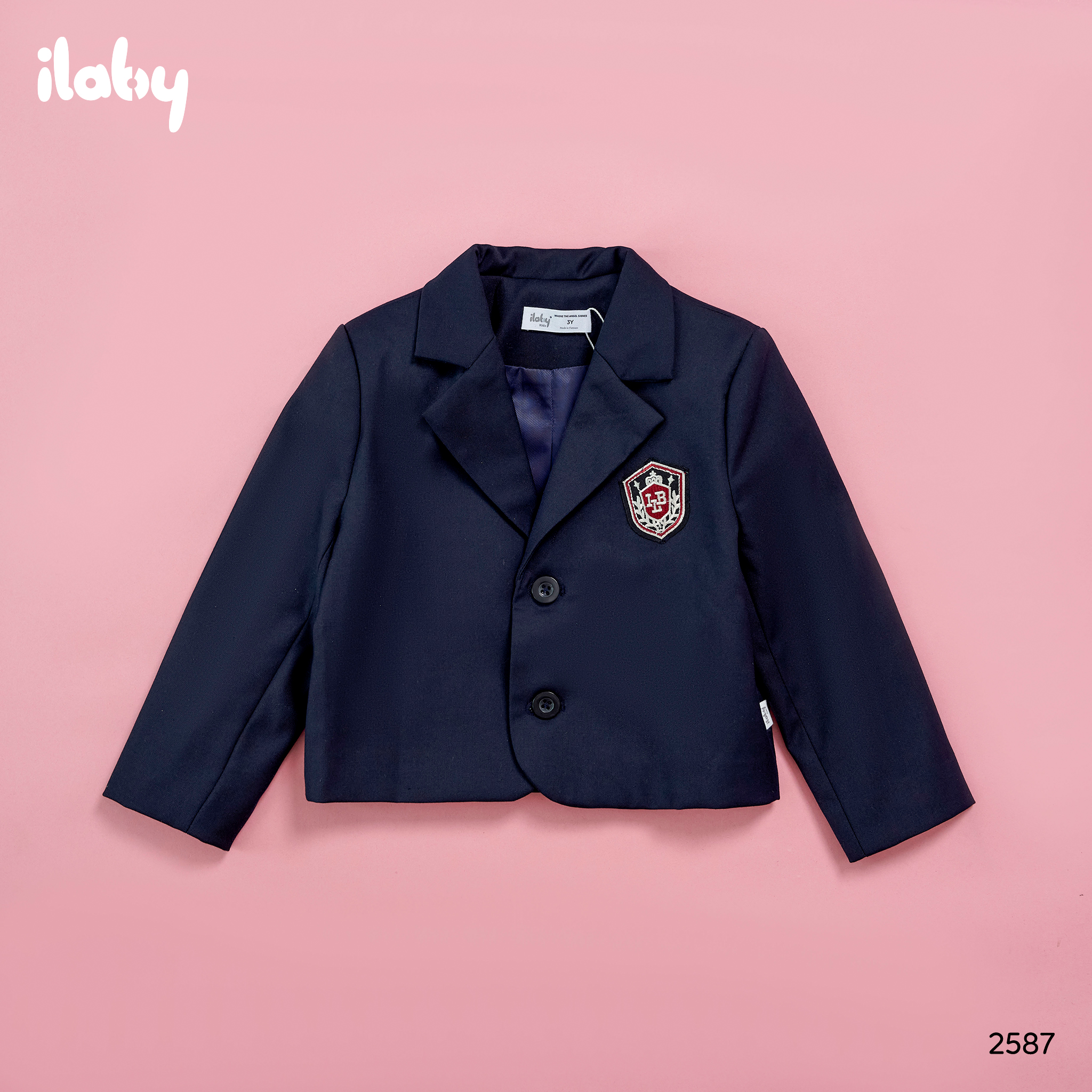 Blazer dáng lửng đính huy hiệu