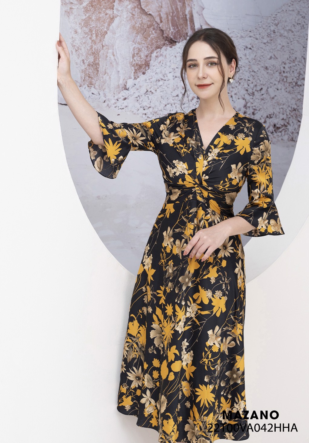 Đầm đen họa tiết xoắn ngực chân xòe rủ_thumbnail_3