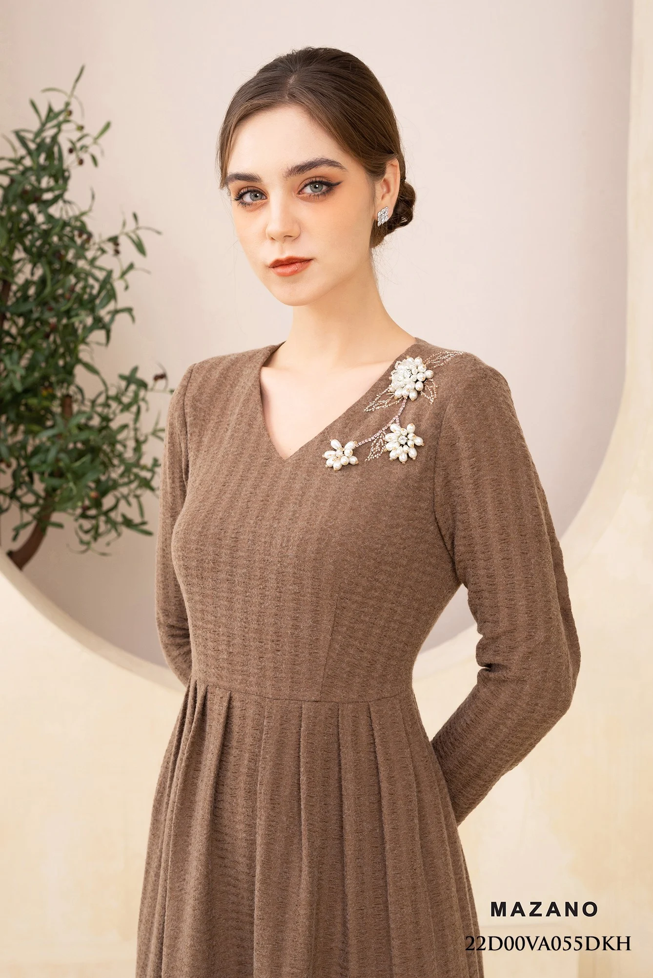 Đầm len thân ôm chân rủ xếp ly cổ đính đá