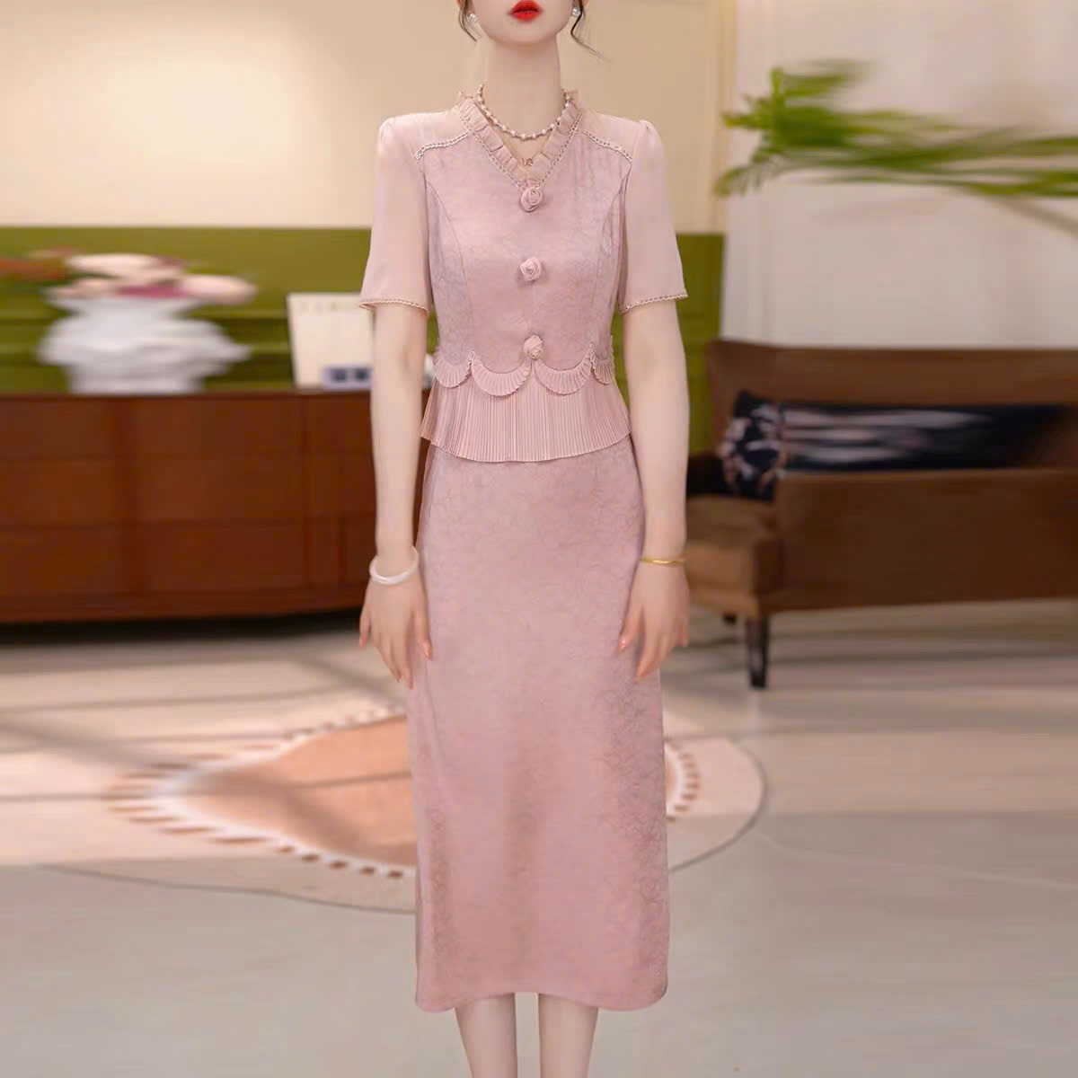 18107-Set áo chân váy hồng ngọc trai vièn bèo kết nút hoa (lụa tằm gãy)