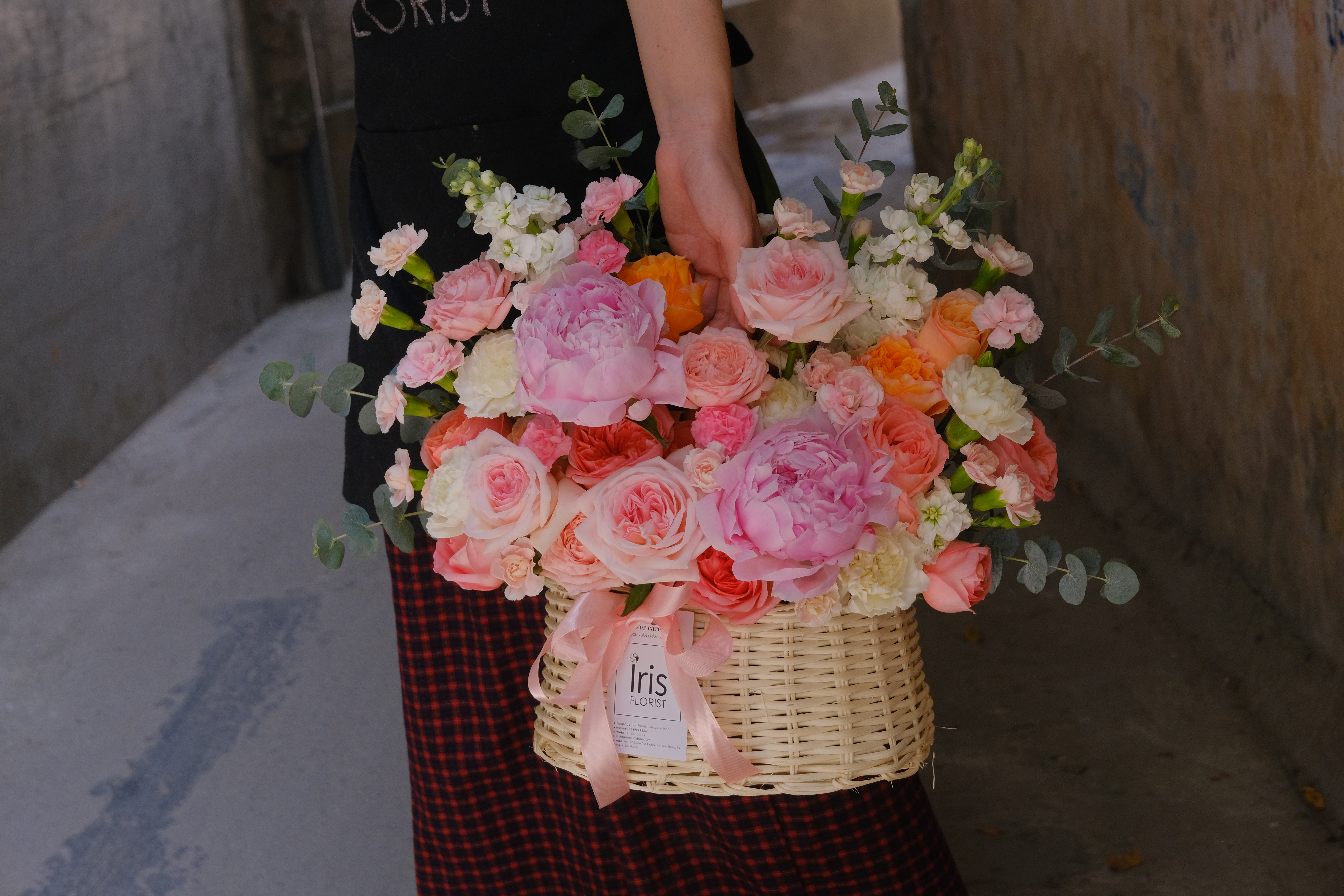 Giỏ hoa Peony mix tone Cam hồng