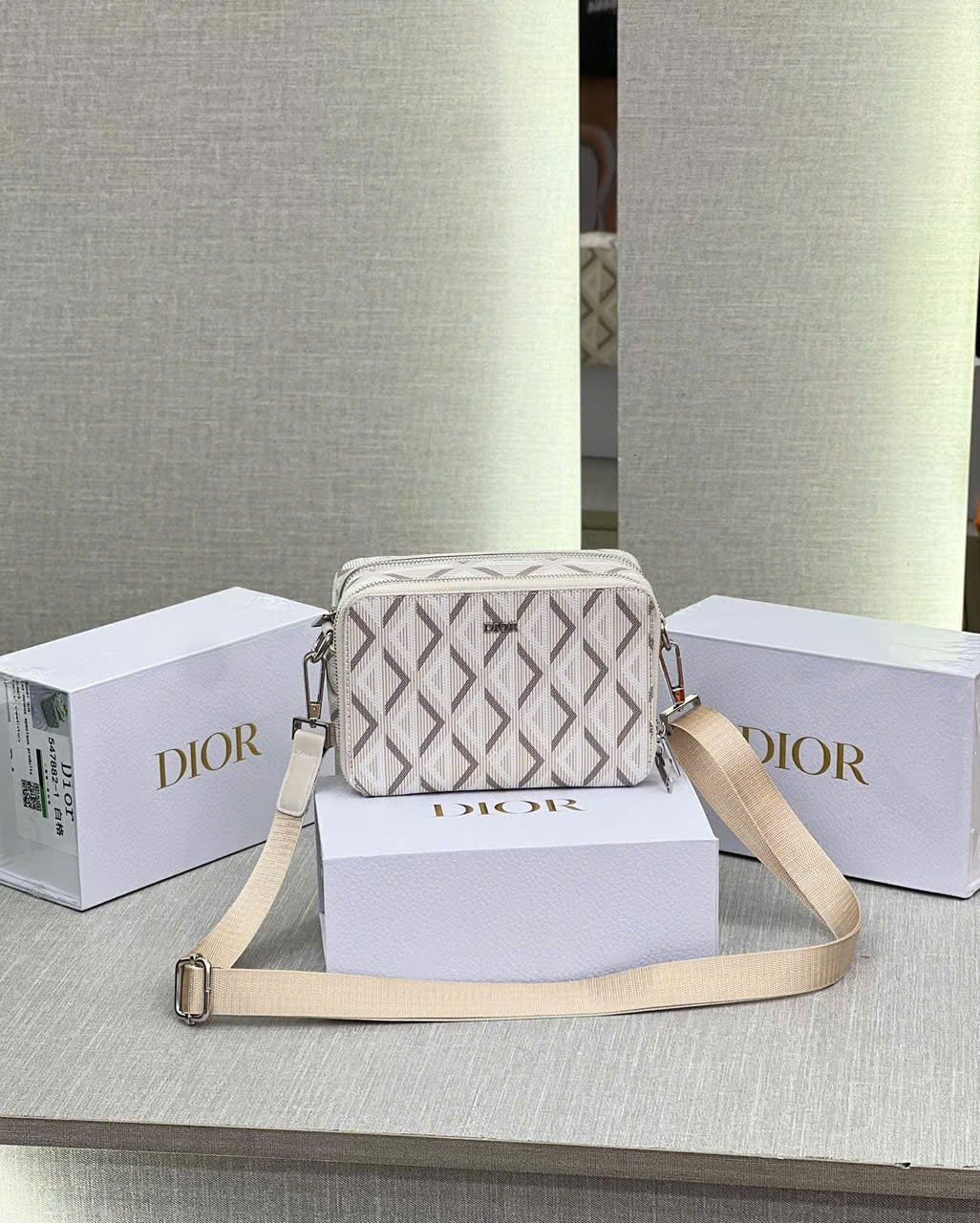 Túi đeo chéo dáng hộp chữ nhật trắng trám