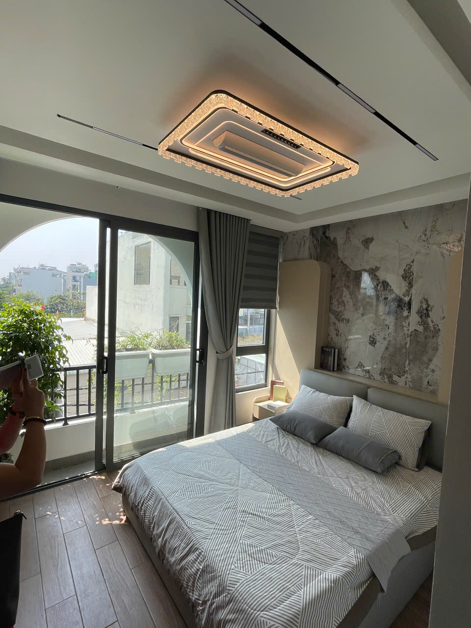 Trần nhà thấp dưới 4m có lắp được đèn quạt trần không cánh?