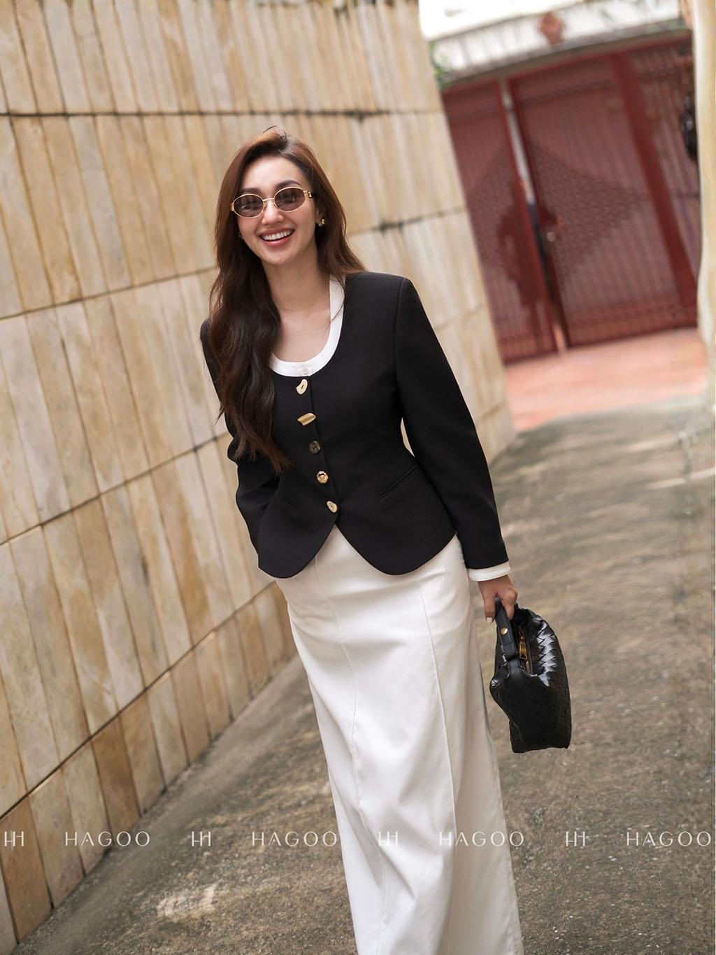 Màu đen làm chủ đạo kết hợp với hàng khuy trang trí - biểu tượng của sự chuyên nghiệp của phong cách