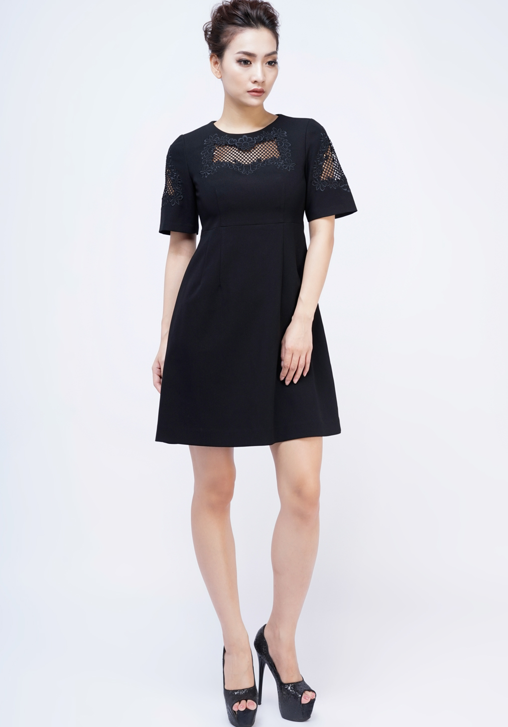 Đầm đen thêu ô tay ngực