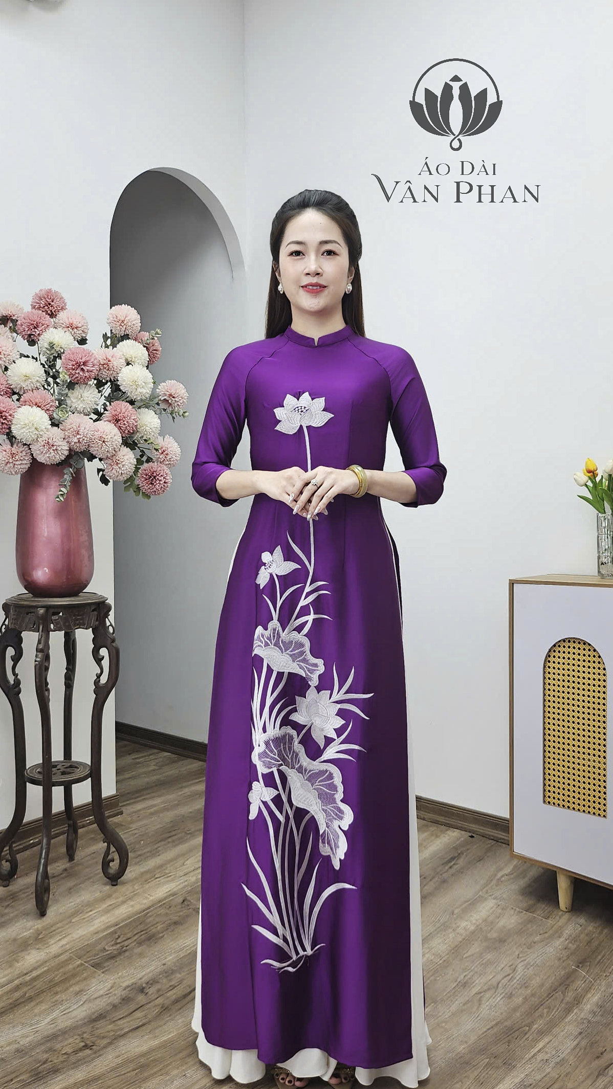 T461 áo dài cổ 2p tay lỡ lụa tô châu tím Cẩm thêu hoa trắng