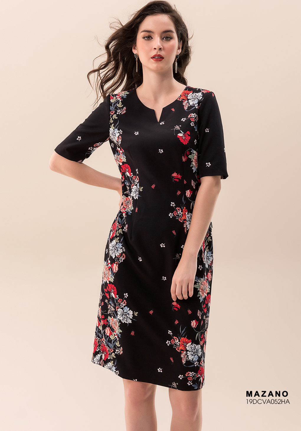 Đầm đen ôm họa tiết cổ tròn