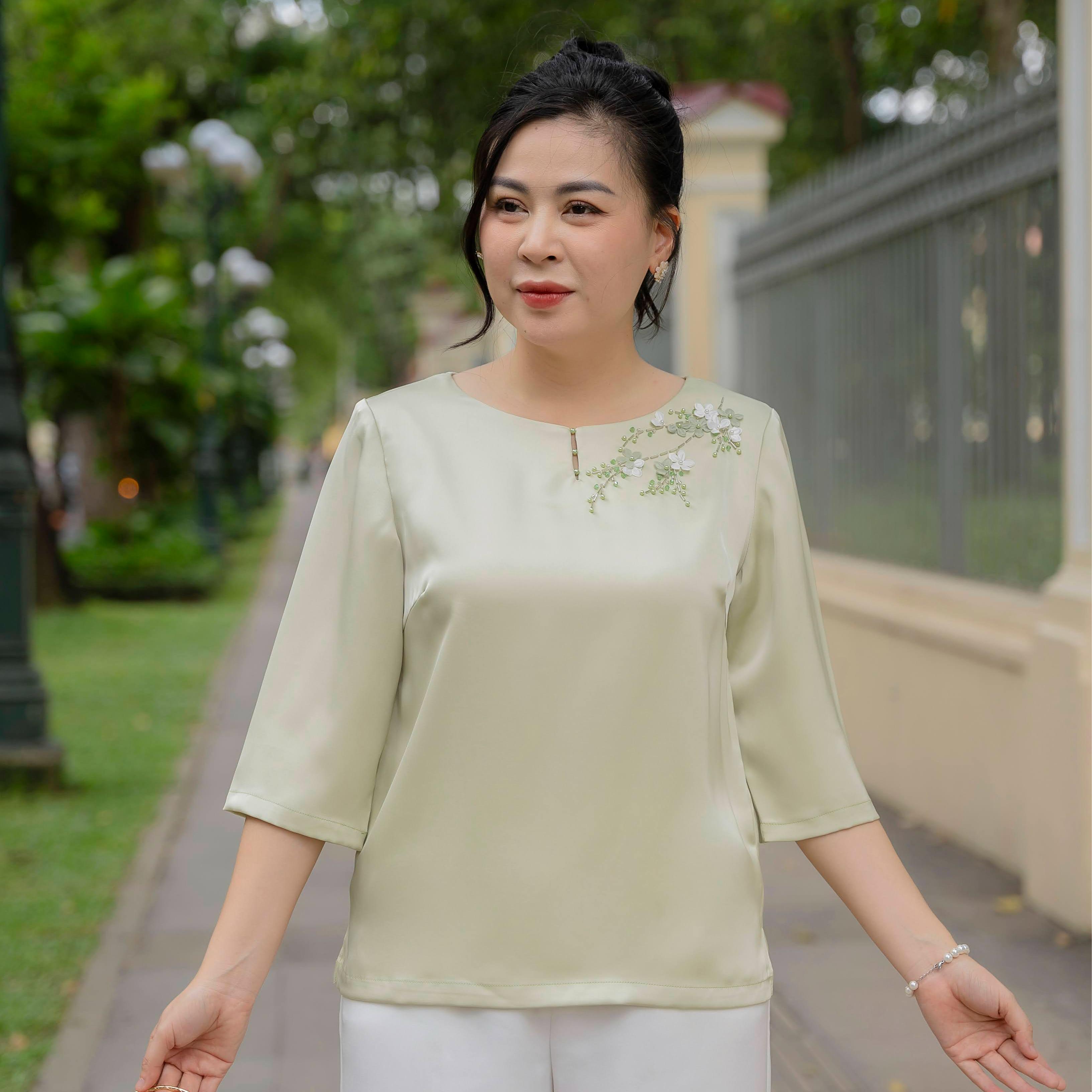 GUMOM - Áo Kiểu Trung Niên U50 U60 Cao Cấp Cổ Tròn Tay Lỡ Thêu Hoa Đính kết hoa và pha lê thủ công Sang Trọng Cho Nữ - Women Nhung Kem Xanh Nho Tua Rua Top Voi_thumbnail_7