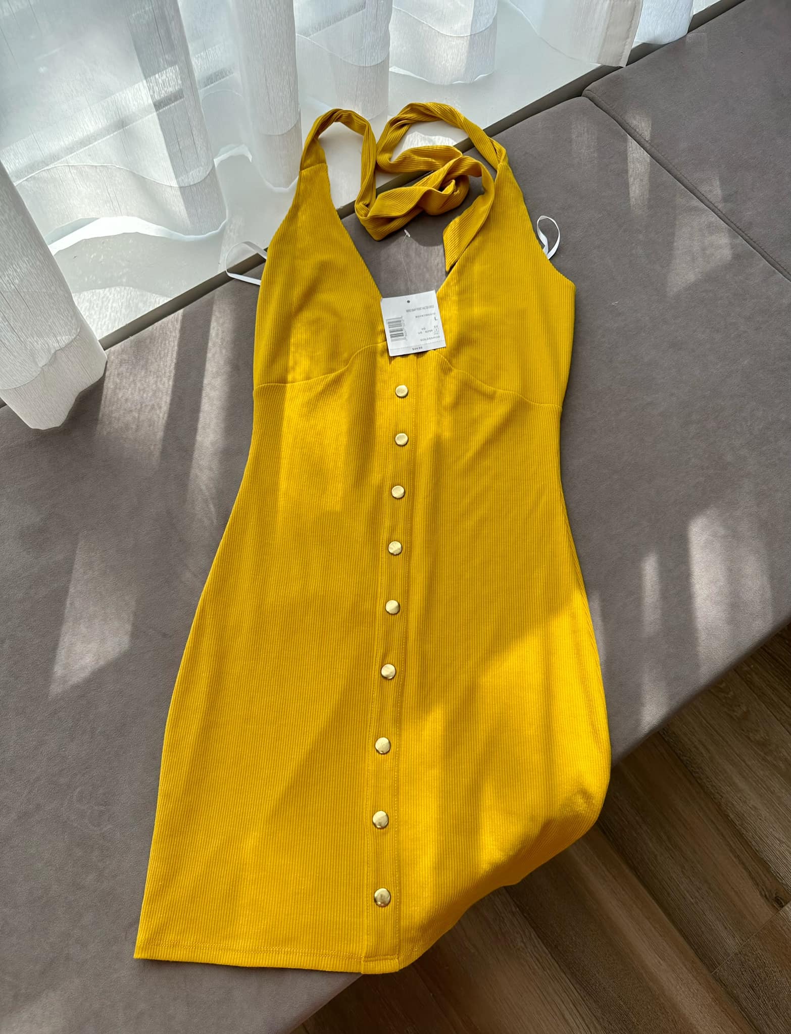 Đầm body cổ yếm màu vàng