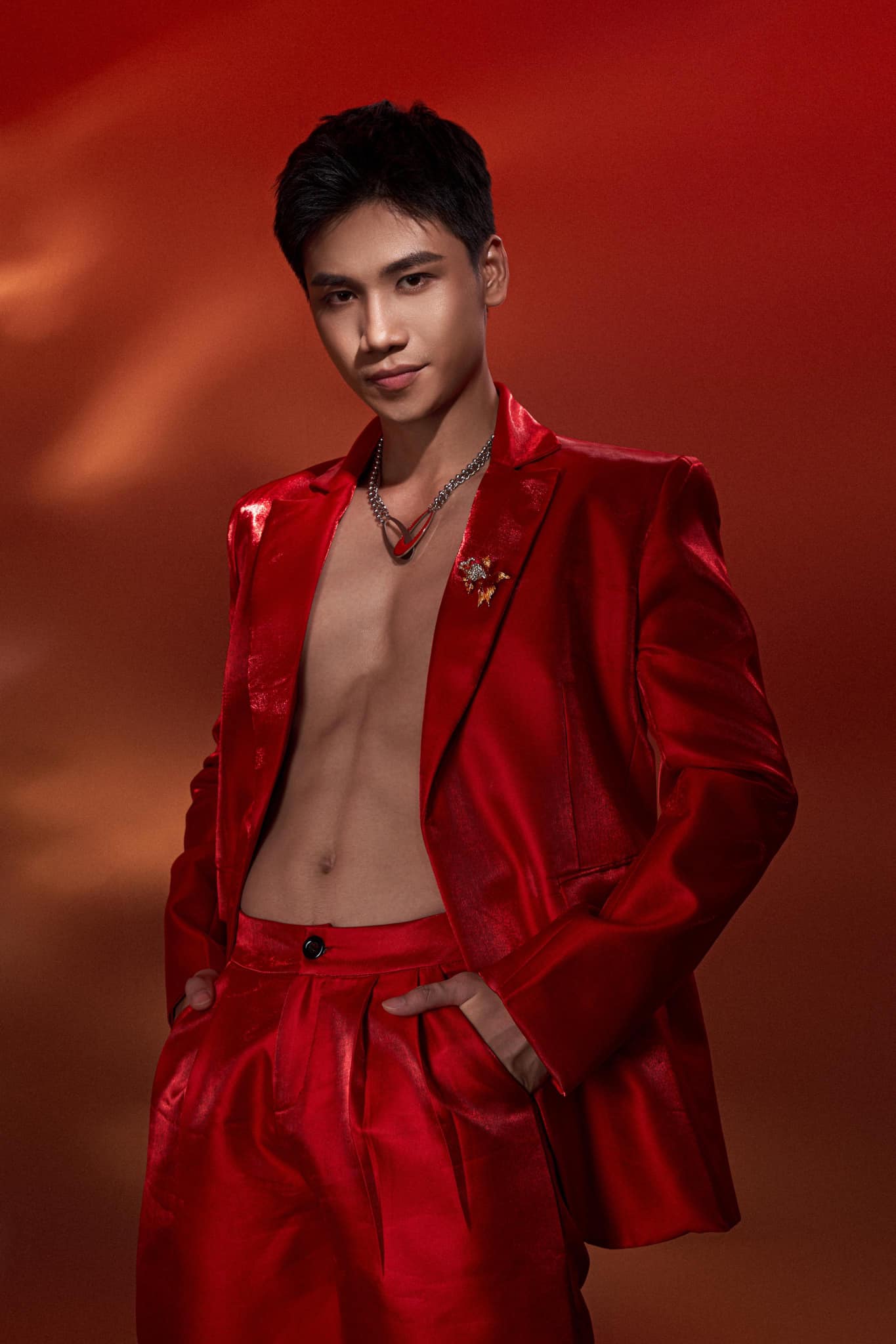 Suit đỏ satin – Quyến rũ & quyền lực