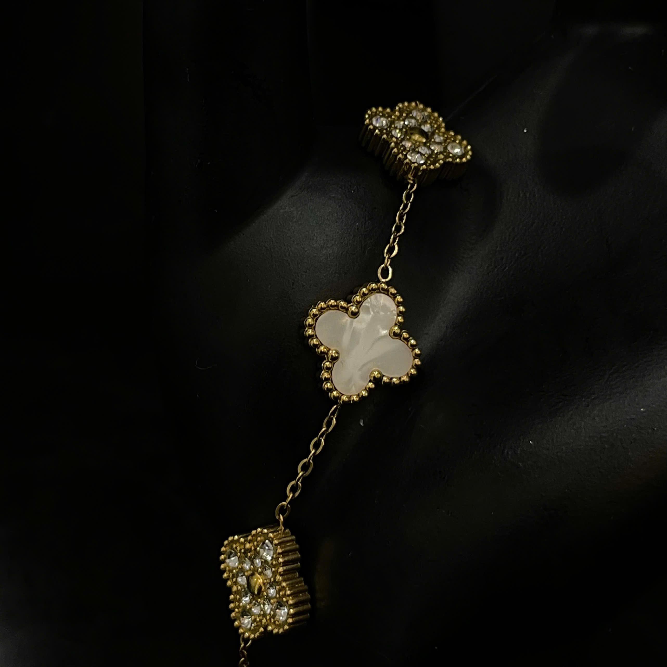 Vòng tay van cleef đá trắng xen kẽ đá kim cương màu vàng_thumbnail_3