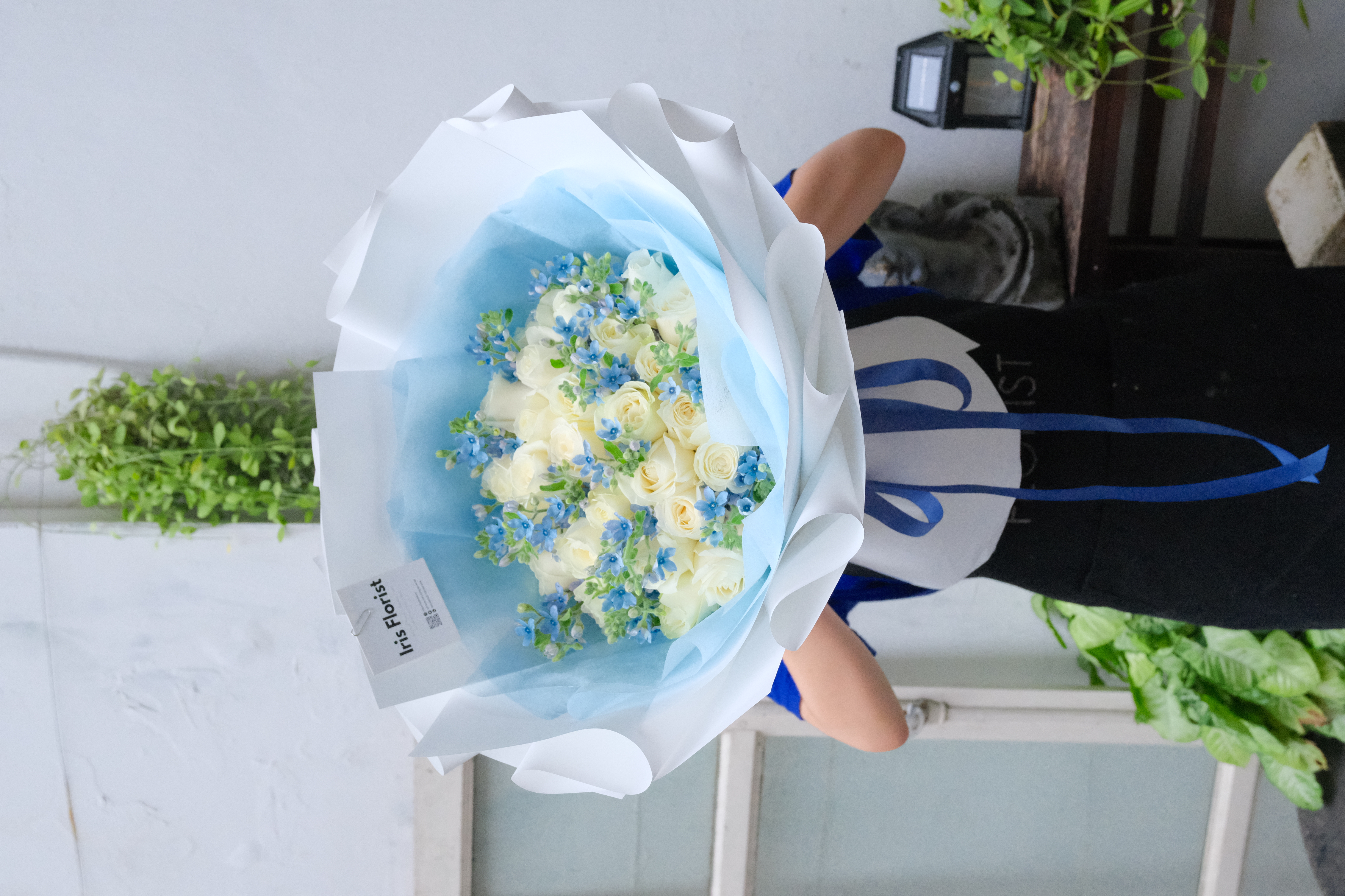 Winter Sky - Bó hồng trắng mix Lam tinh - Size M