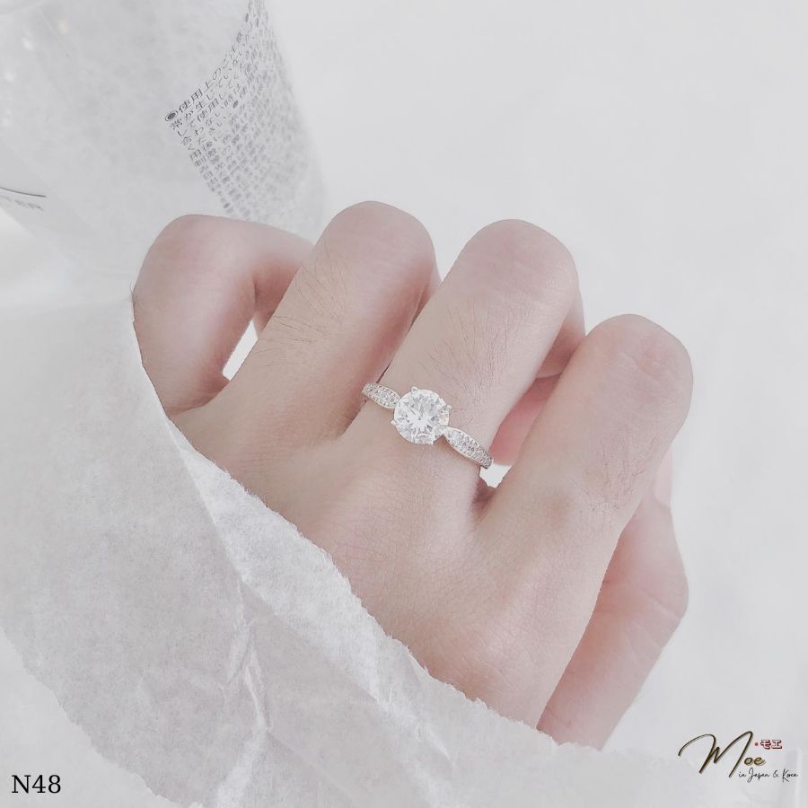 N48 - Nhẫn cầu hôn kim cương viền chéo nạm đá_thumbnail_1