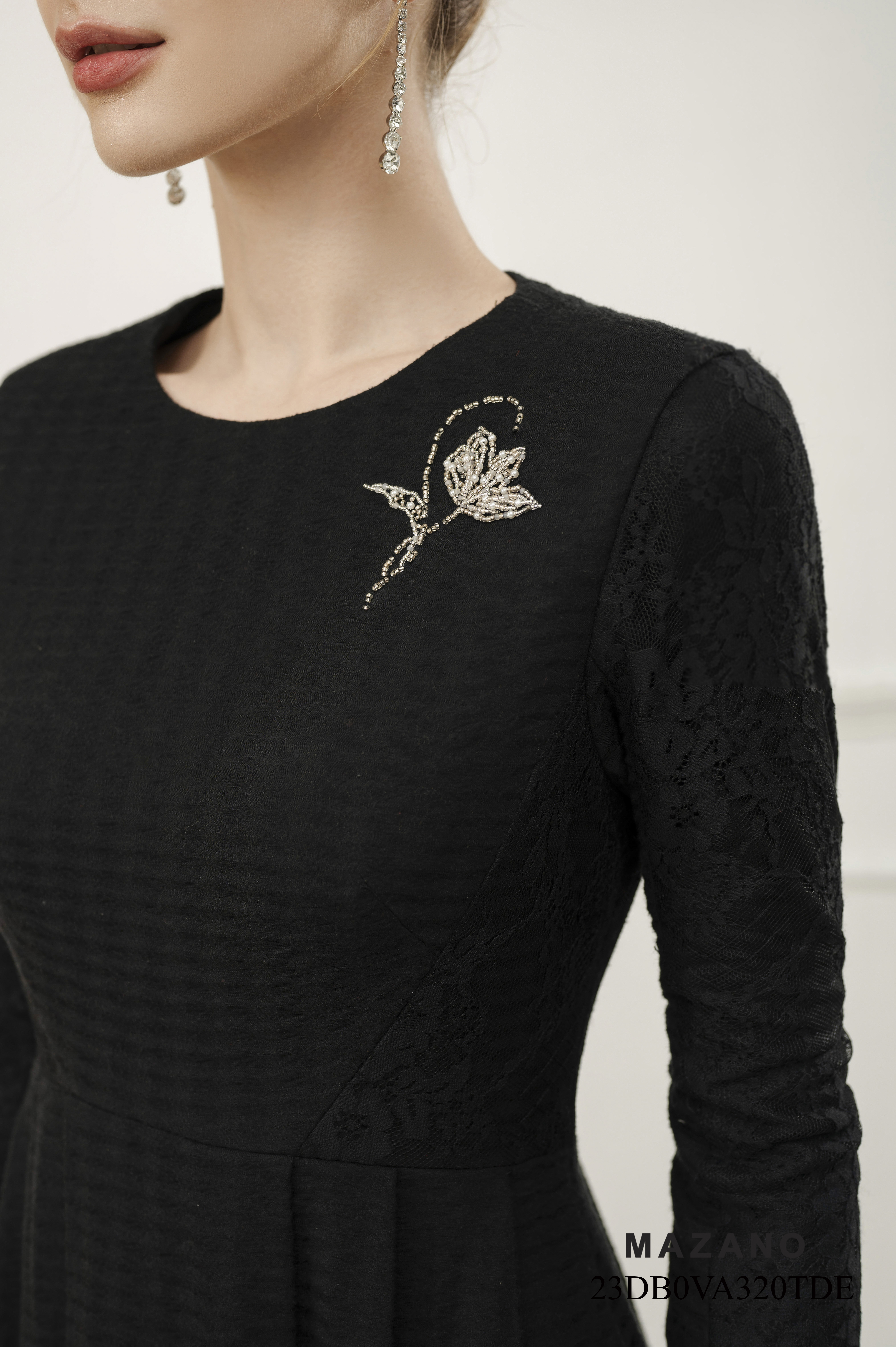 Váy Đầm ôm chân xếp ly Vải dạ len phối ren Đính trang trí ngực Cổ tròn Tay dài Dài đến bắp chân_thumbnail_4