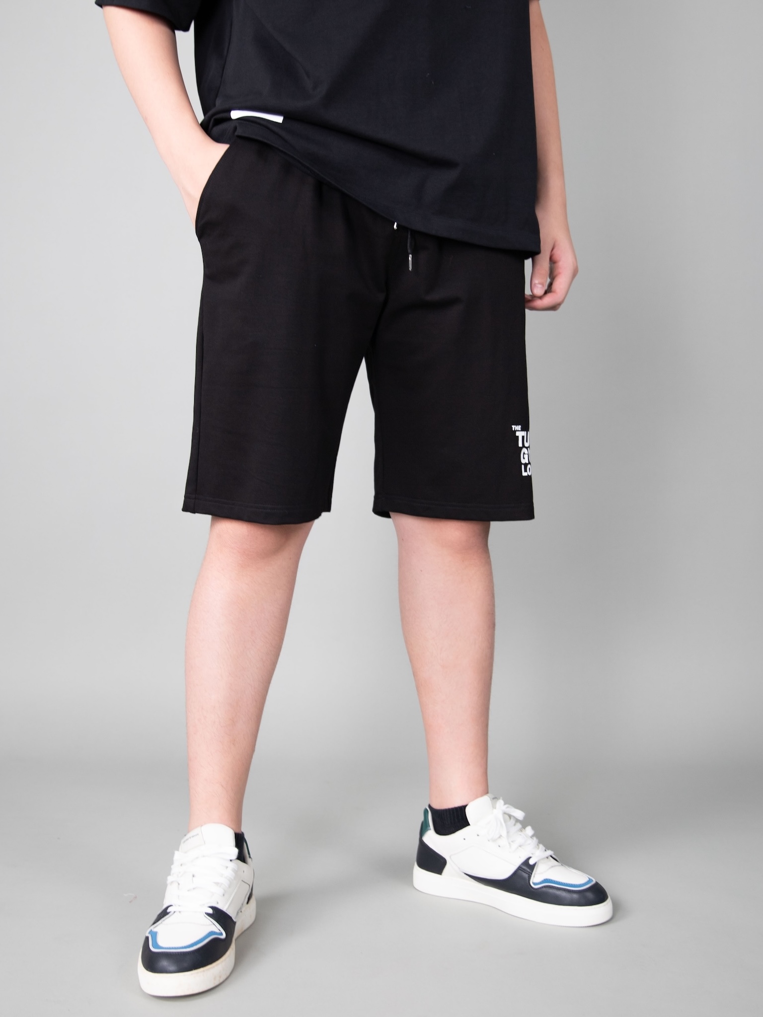 Quần short da cá đen in chữ_thumbnail_1