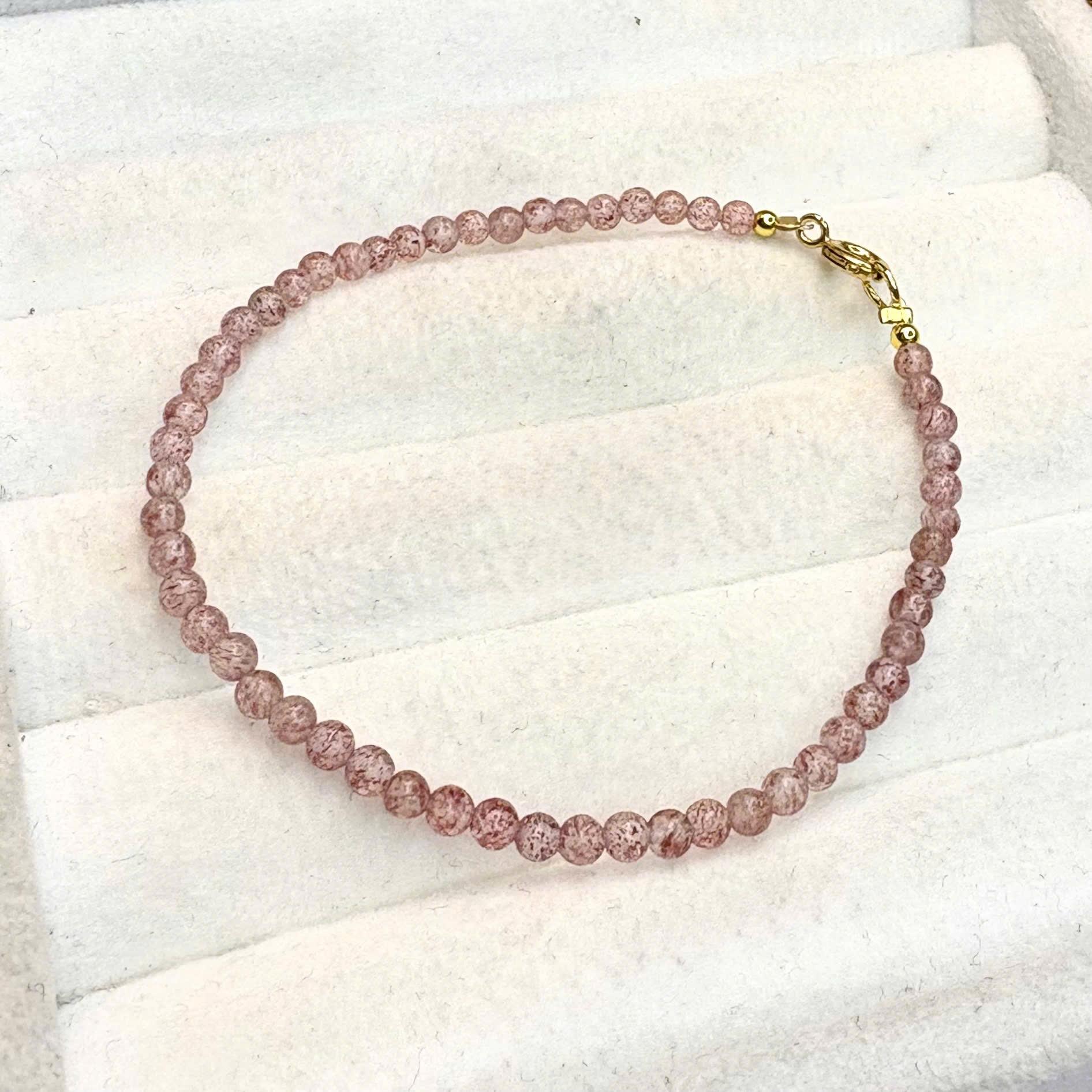 Vòng tay phong thuỷ chuỗi đá strawberry crystal.