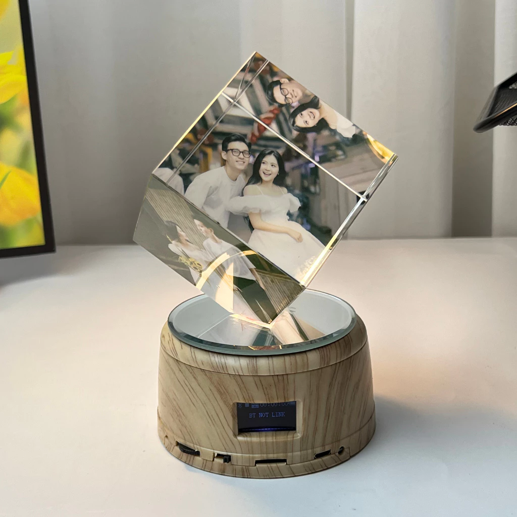 Pha Lê Lập Phương Đế Tự Xoay, Kết Nối Bluetooth Phát Nhạc - Pha Lê In Hình Theo Yêu Cầu - Đế Dùng Cả Pin Và Điện Sạc_thumbnail_5