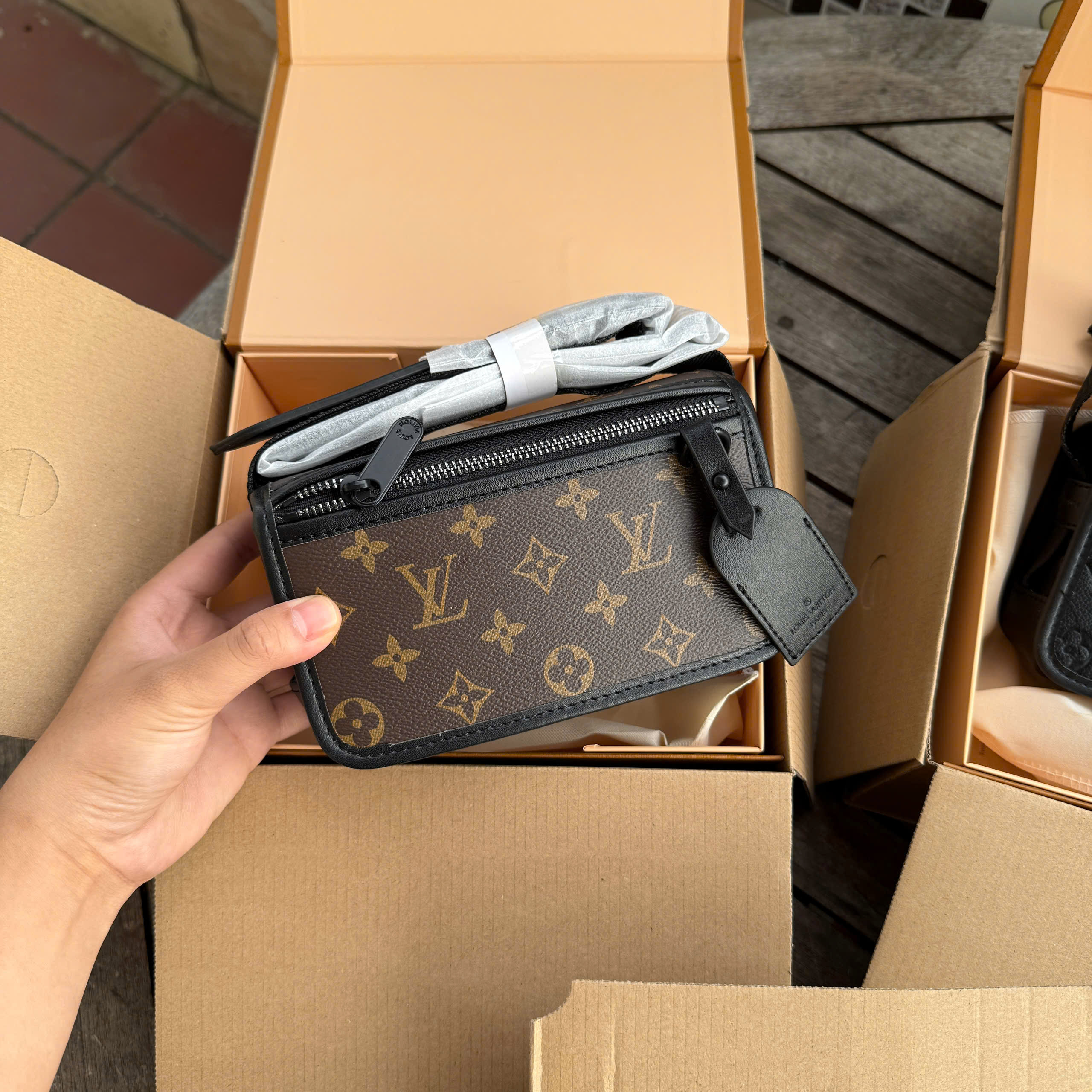 Túi đeo chéo nam LV Bosphore Monogram Eclipse hoa nâu_thumbnail_1