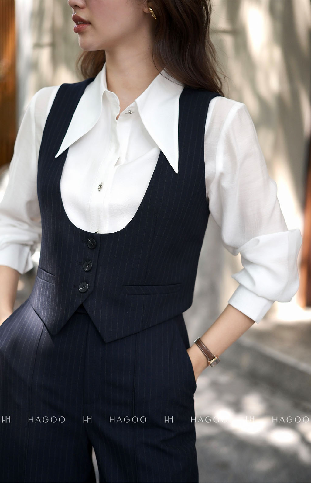 Áo gile kẻ sọc cổ U sâu HAGOO_thumbnail_3