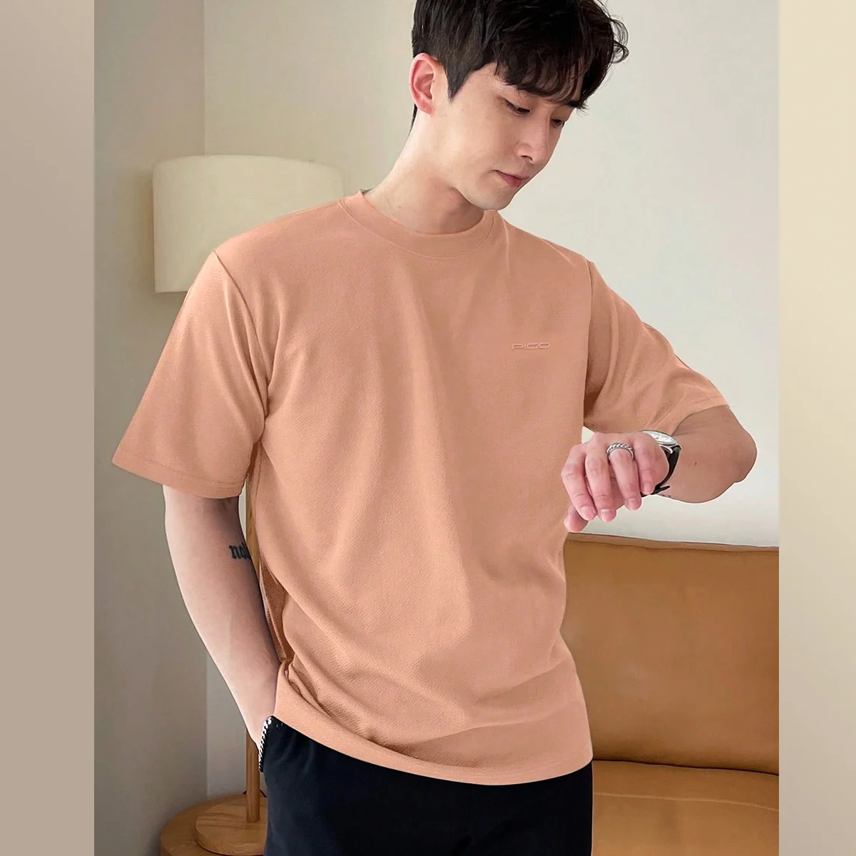 Áo thun nam không cổ - Item không thể thiếu trong tủ đồ