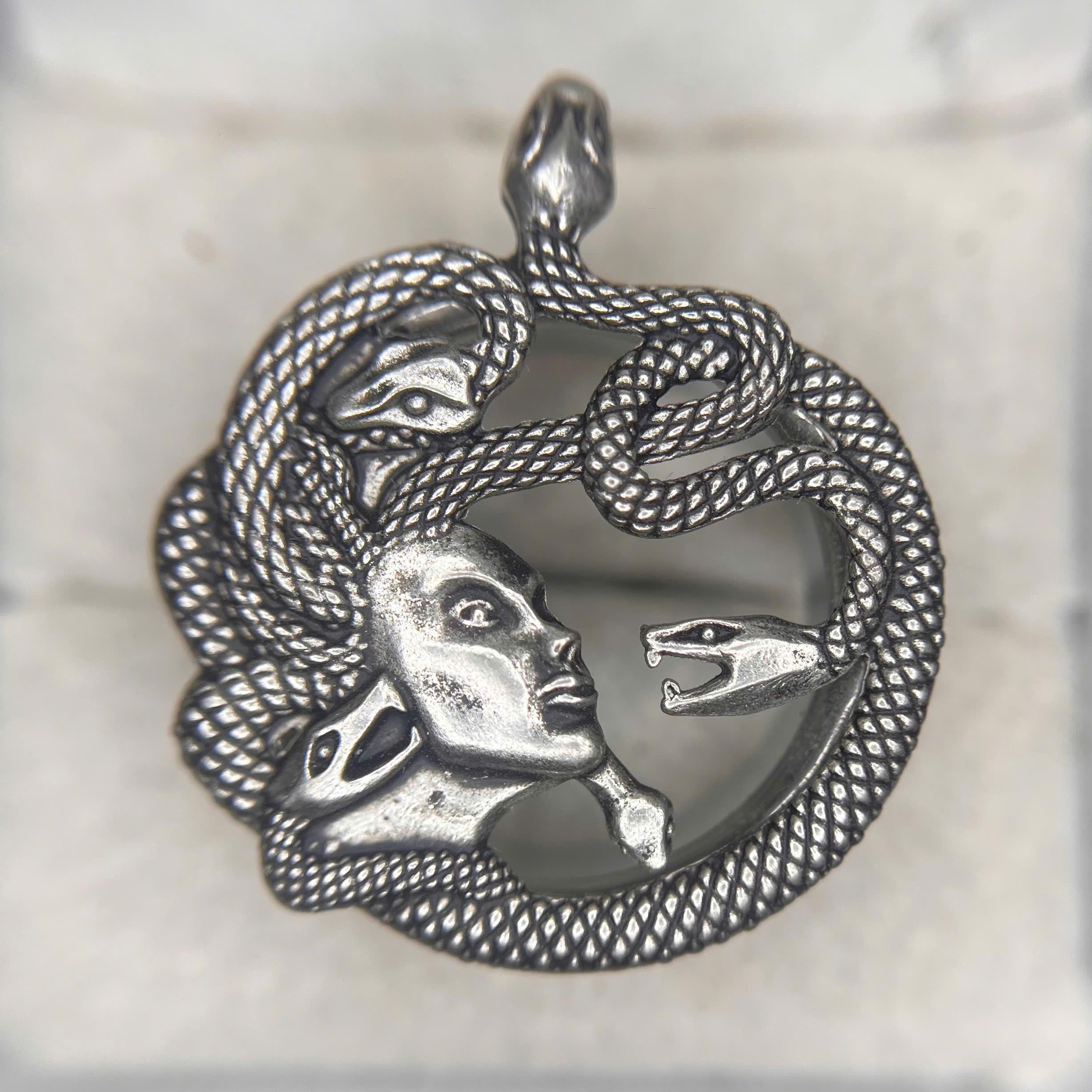 Khuyên nong medusa size 22.