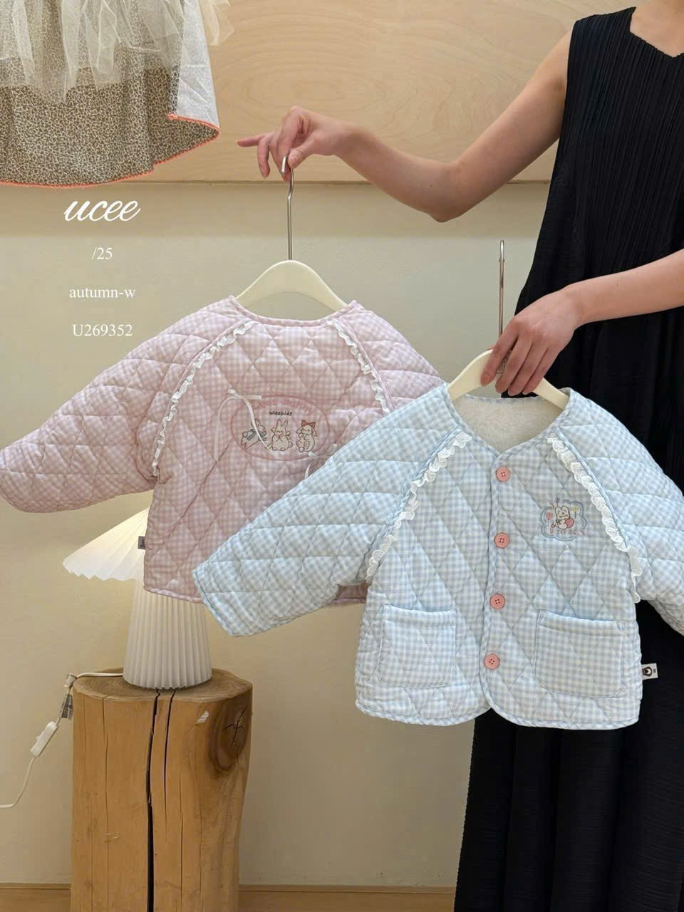 (M167) Áo khoác lót lông màu hồng lưng thêu hình mèo kitty